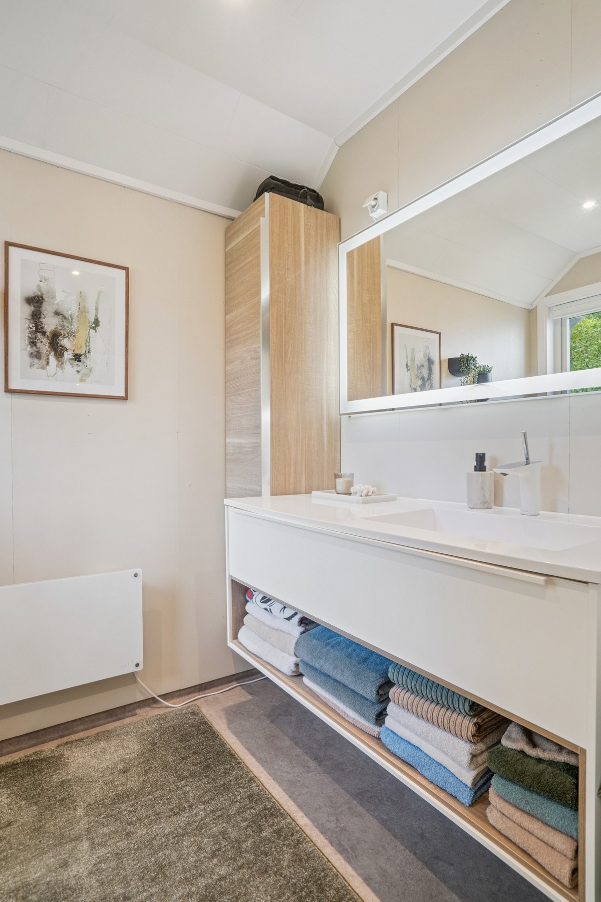 Badet er innredet med servant, høyskap og speil med lys! Galleribilde