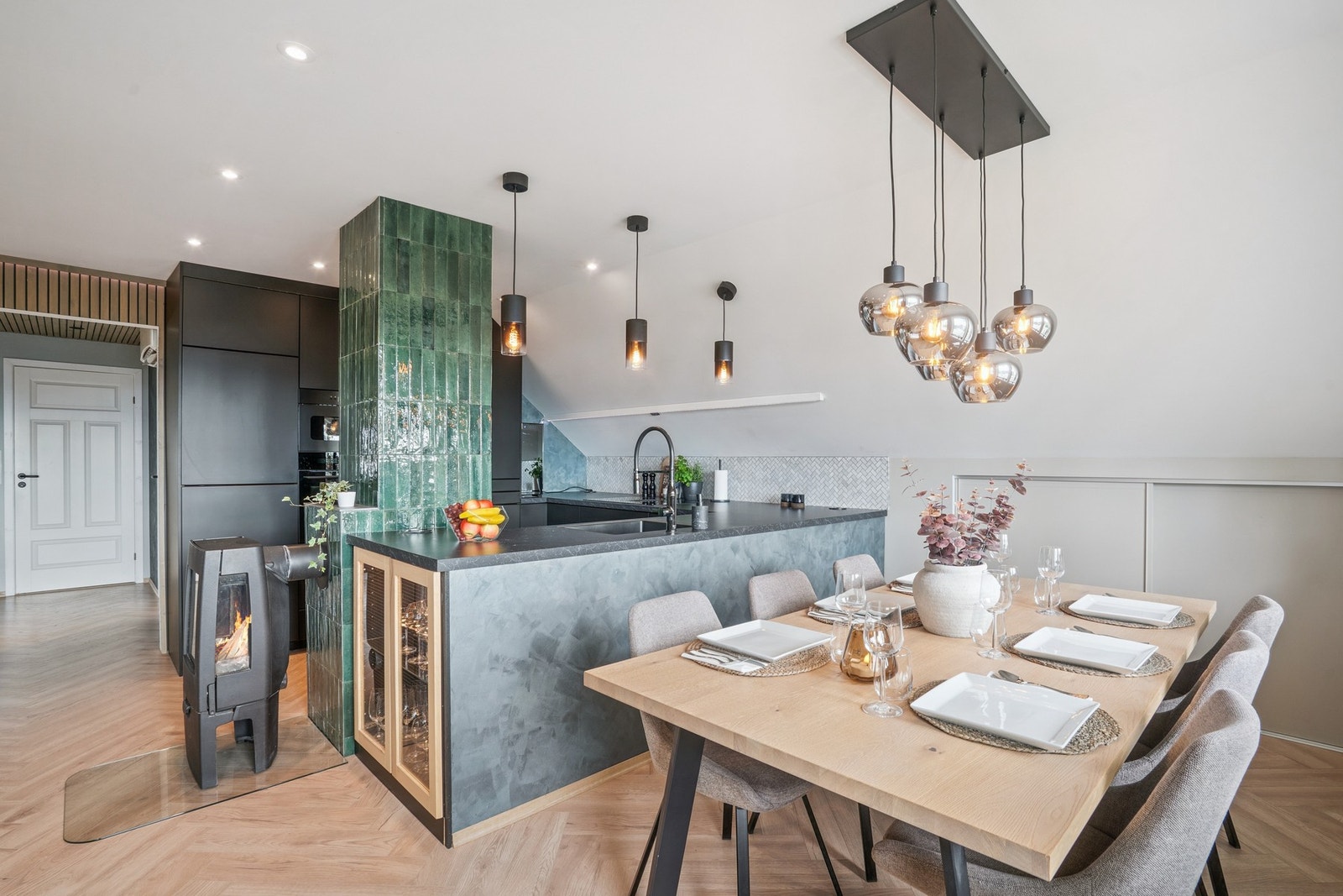 God plass til spisebord som skaper en hyggelig og sosial sone! Galleribilde