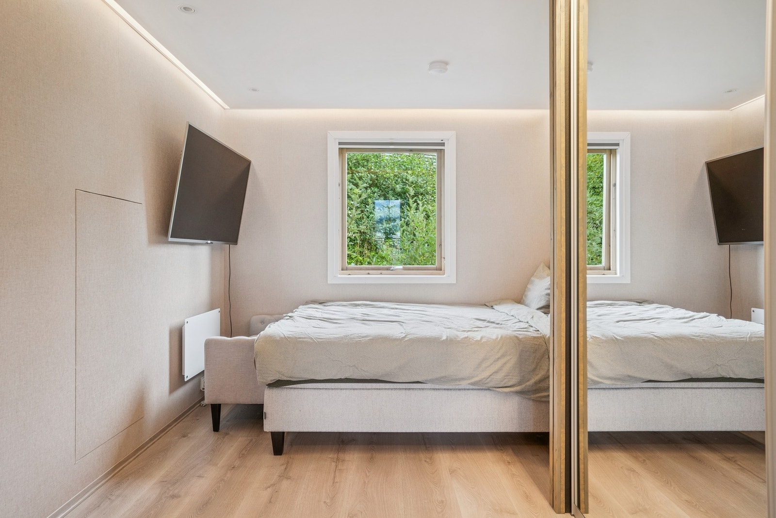 Hovedsoverom med god størrelse, skyvedørsgarderobe og behagelige fargevalg. Galleribilde