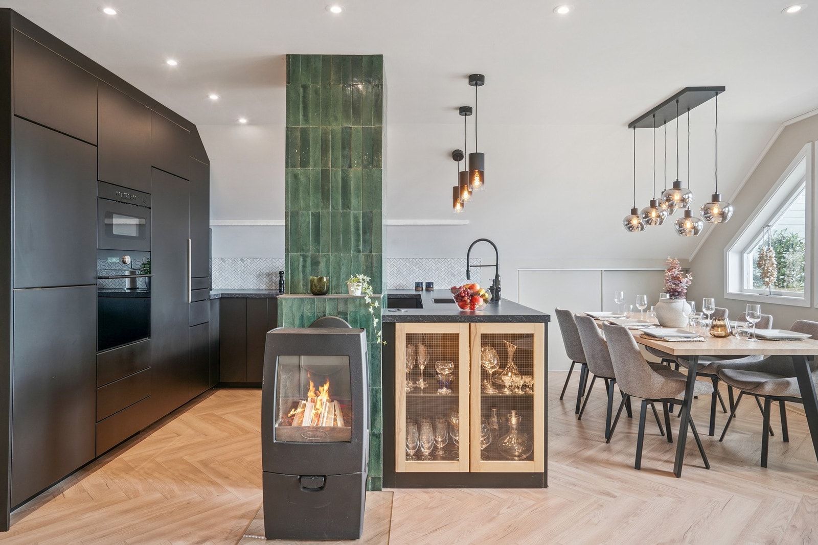 Stilig kjøkken med god skap- og benkeplass! Galleribilde