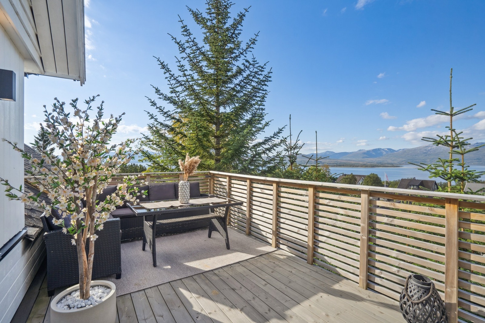 Fra vestvendt balkong kan du nyte fantastiske sol- og utsiktsforhold! Galleribilde