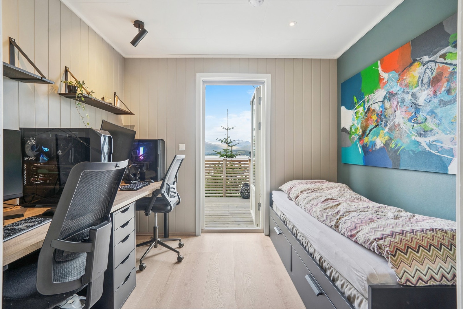 Soverom med utgang til solrik balkong. Galleribilde