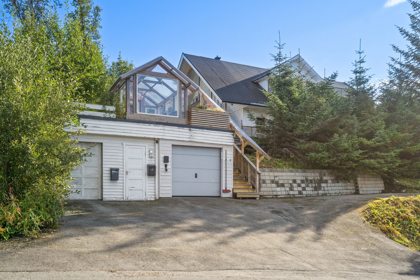 Parkering i garasje og på oppstillingsplass på tomten, det medfølger elbil-lader! Galleribilde