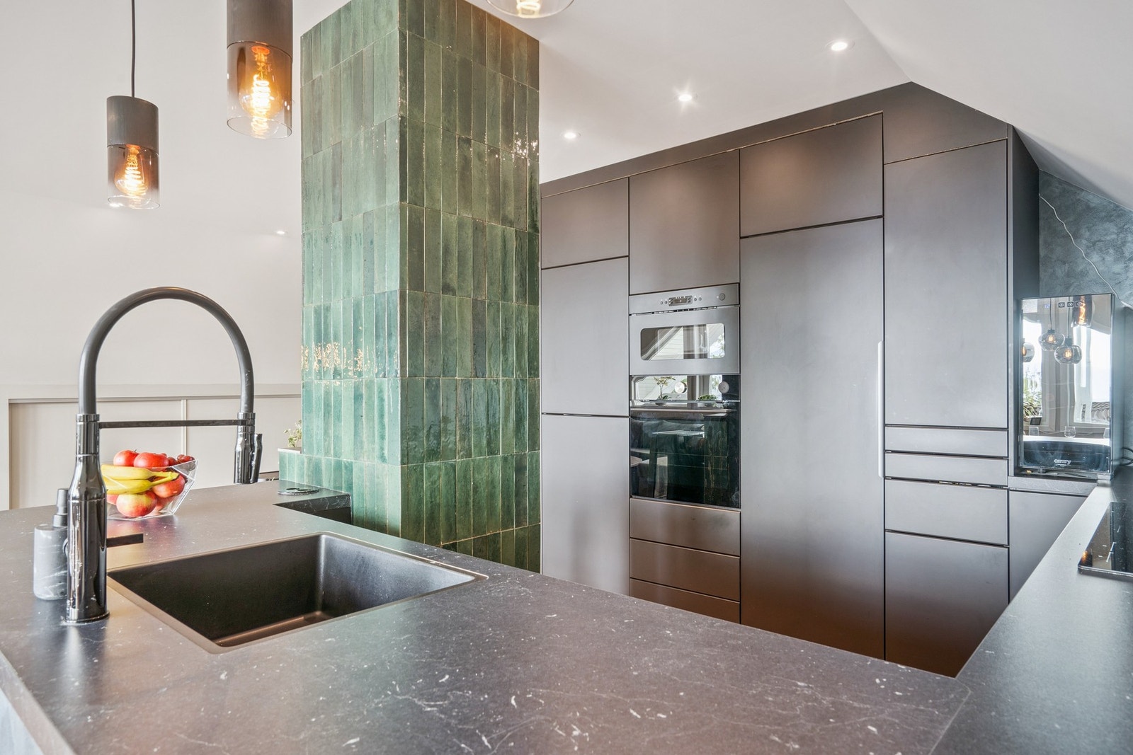 Kjøkkenet har åpen løsning mot stue og har integrerte hvitevarer, blant annet med stekeovn og micro i arbeidshøyde! Galleribilde