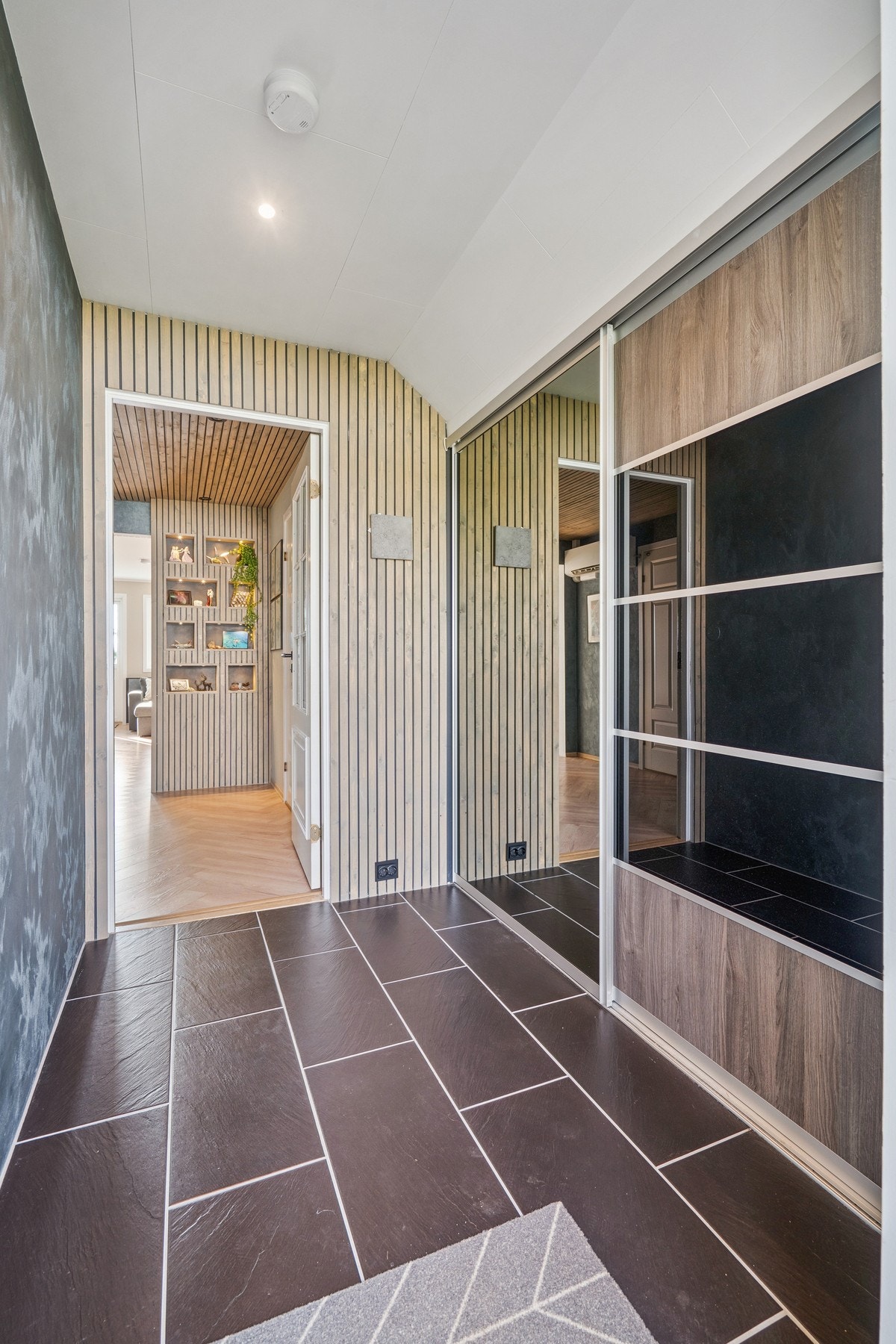 Velkommen inn! Romslig entré med skyvedører og god plass til oppbevaring! Galleribilde