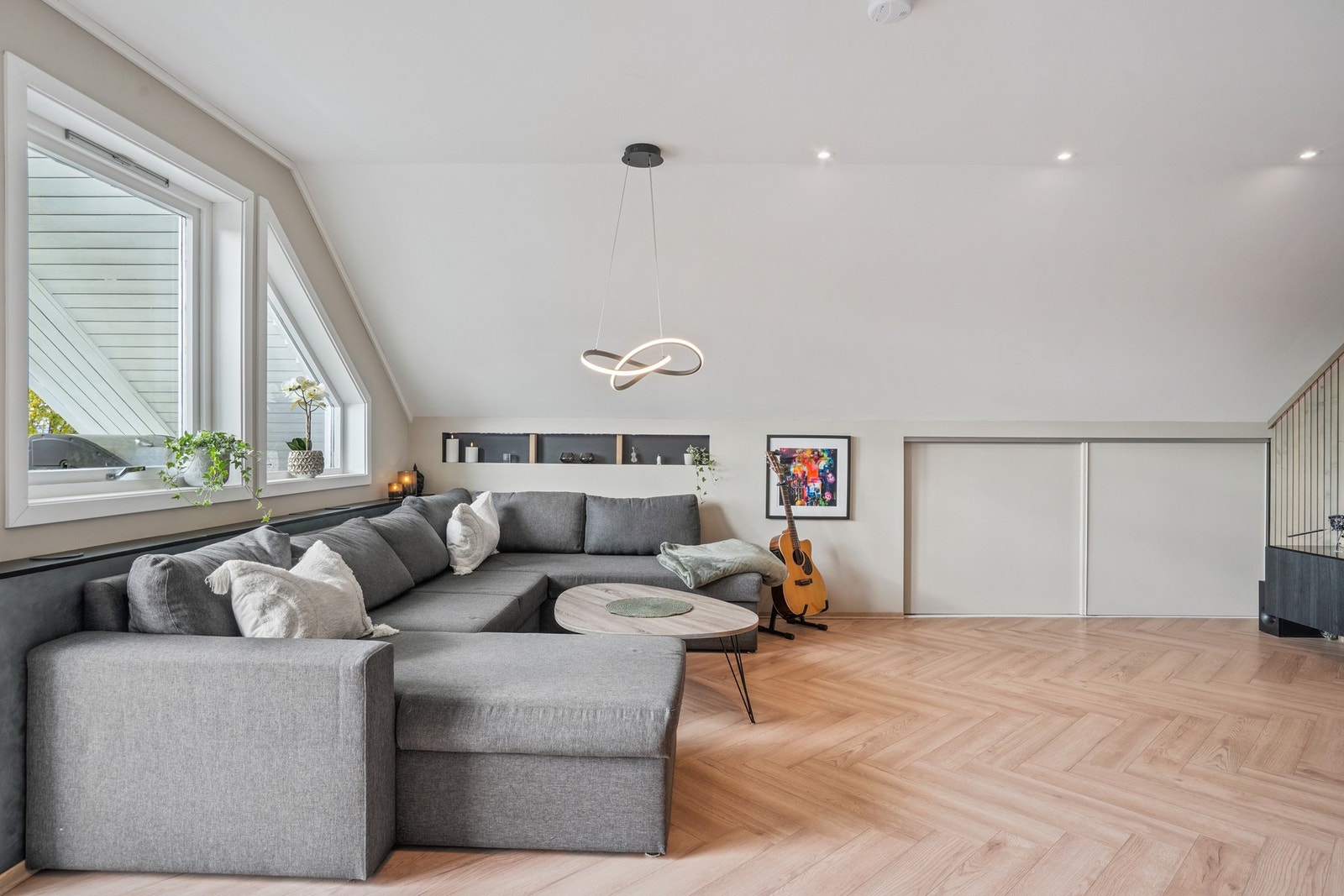 På begge sider finner du også knekott med god plass til lagring og oppbevaring. Galleribilde