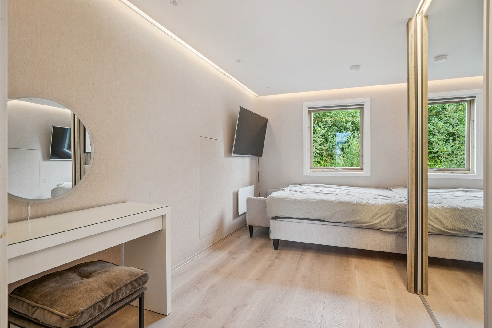 I taket er det stilig belysning som skaper en lun atmosfære! Galleribilde