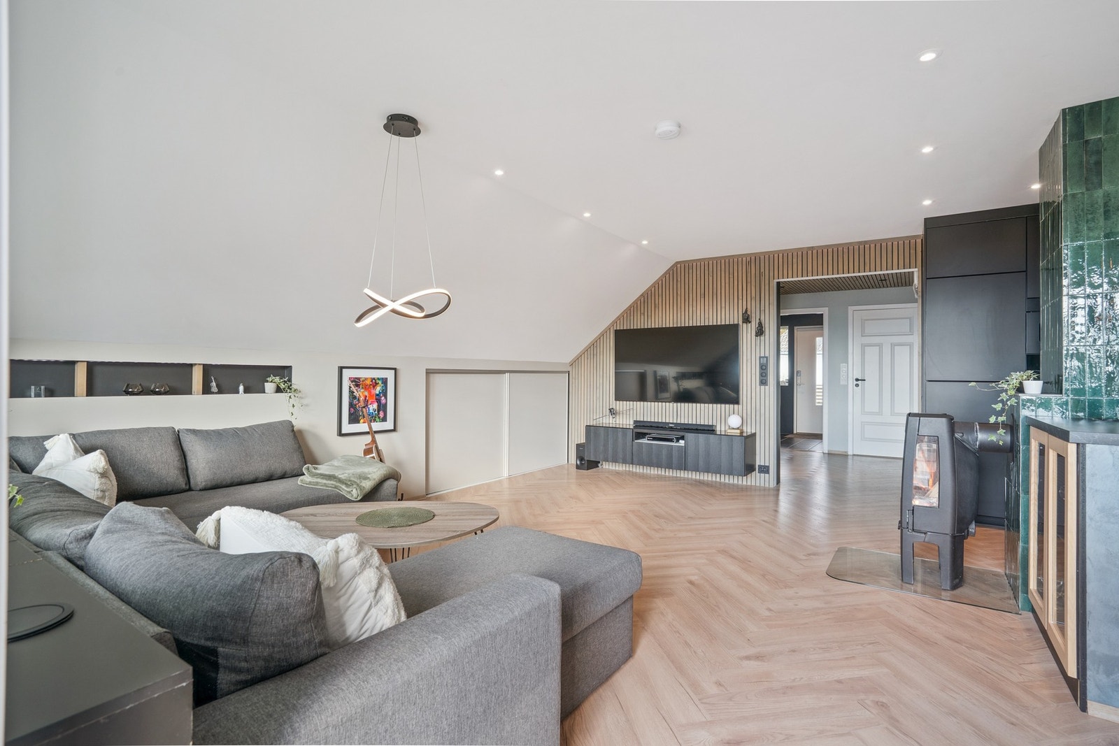 Moderne og stilfulle fargevalg og innredning, samt god belysning både naturlig og fra spotter i tak! Galleribilde