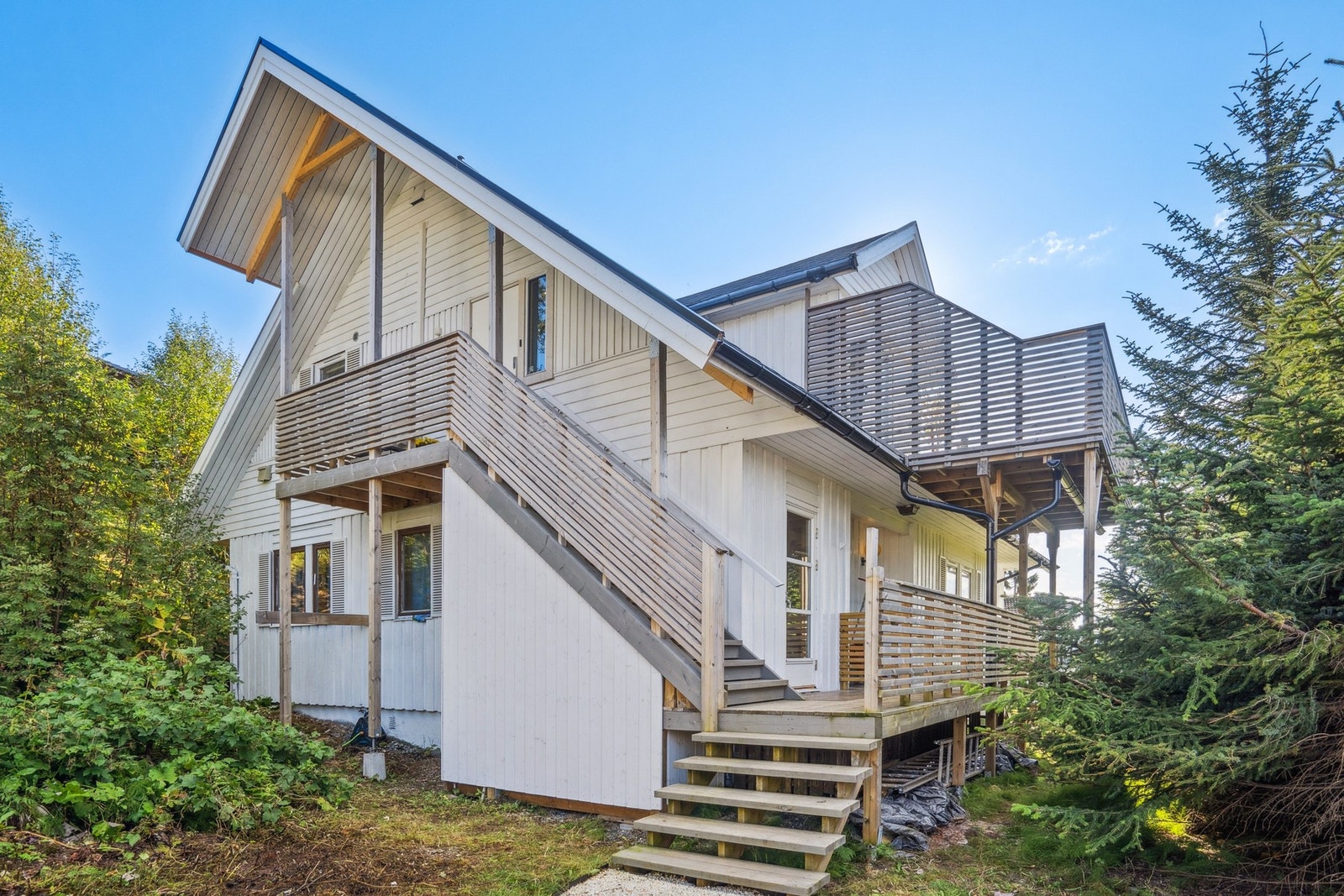 Tilbygget ny, takoverbygd trapp i 2020! Galleribilde