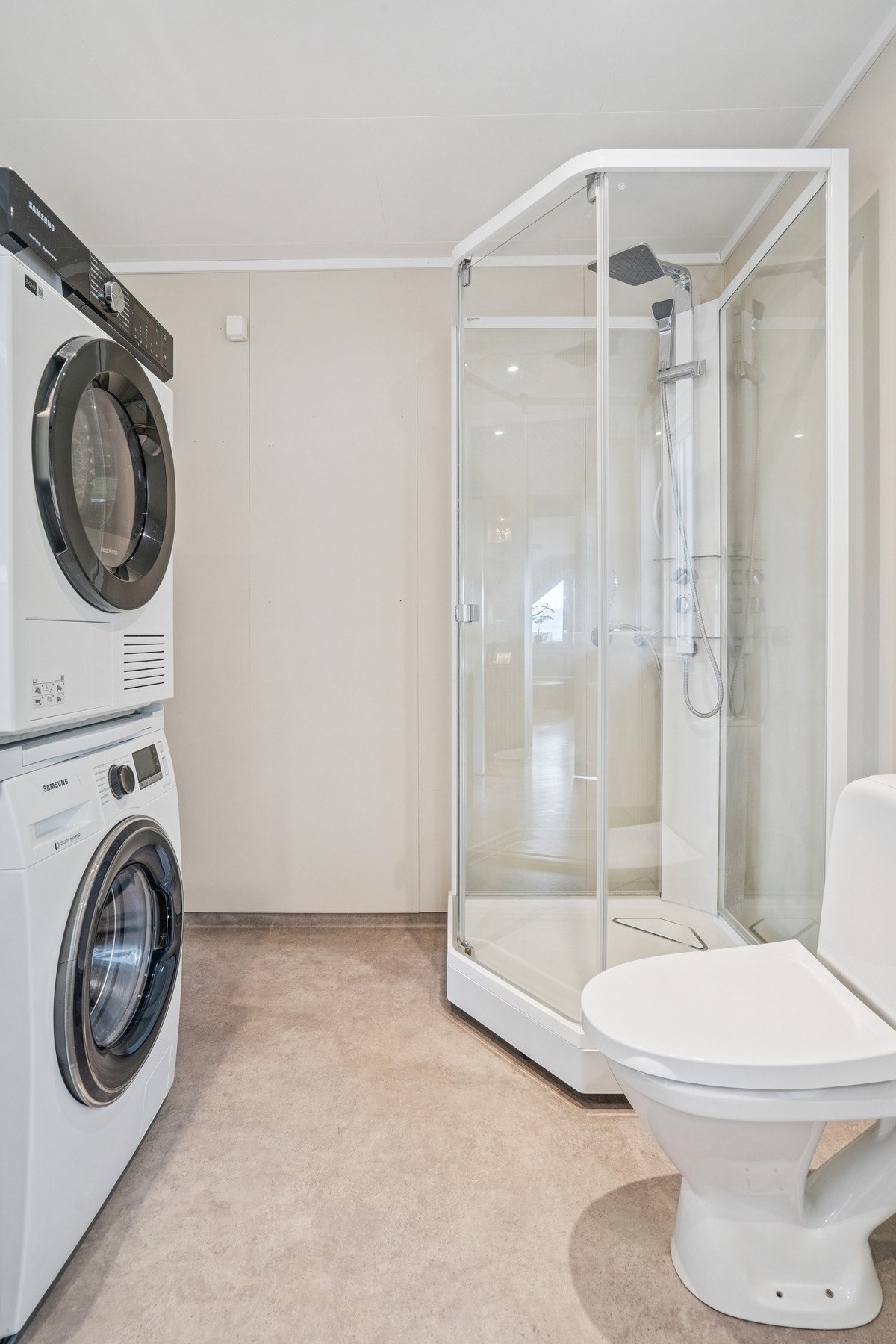 Gulvmontert toalett, dusjkabinett og god plass til både vaskemaskin og tørketrommel! Galleribilde