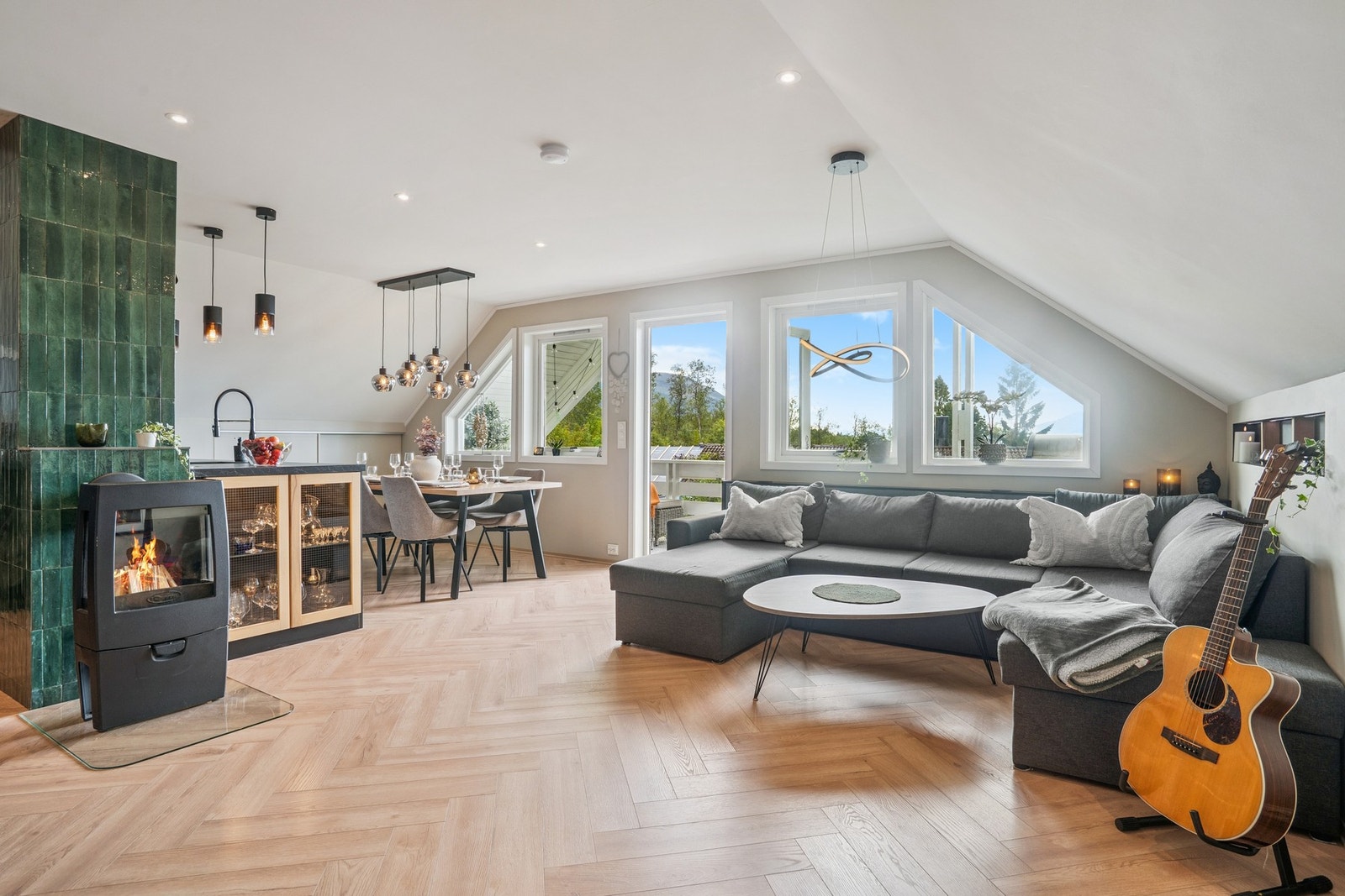 Åpen stue/kjøkken løsning med stilig fiskebensparkett og godt lysinnslipp! Galleribilde