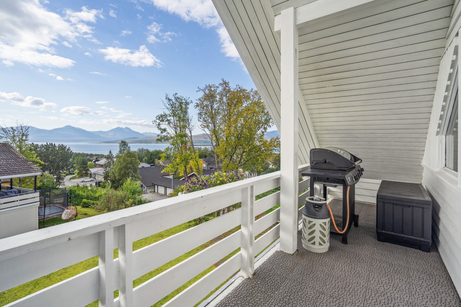 Balkong mot sør er takoverbygd og her kan du nyte morgensol! Galleribilde