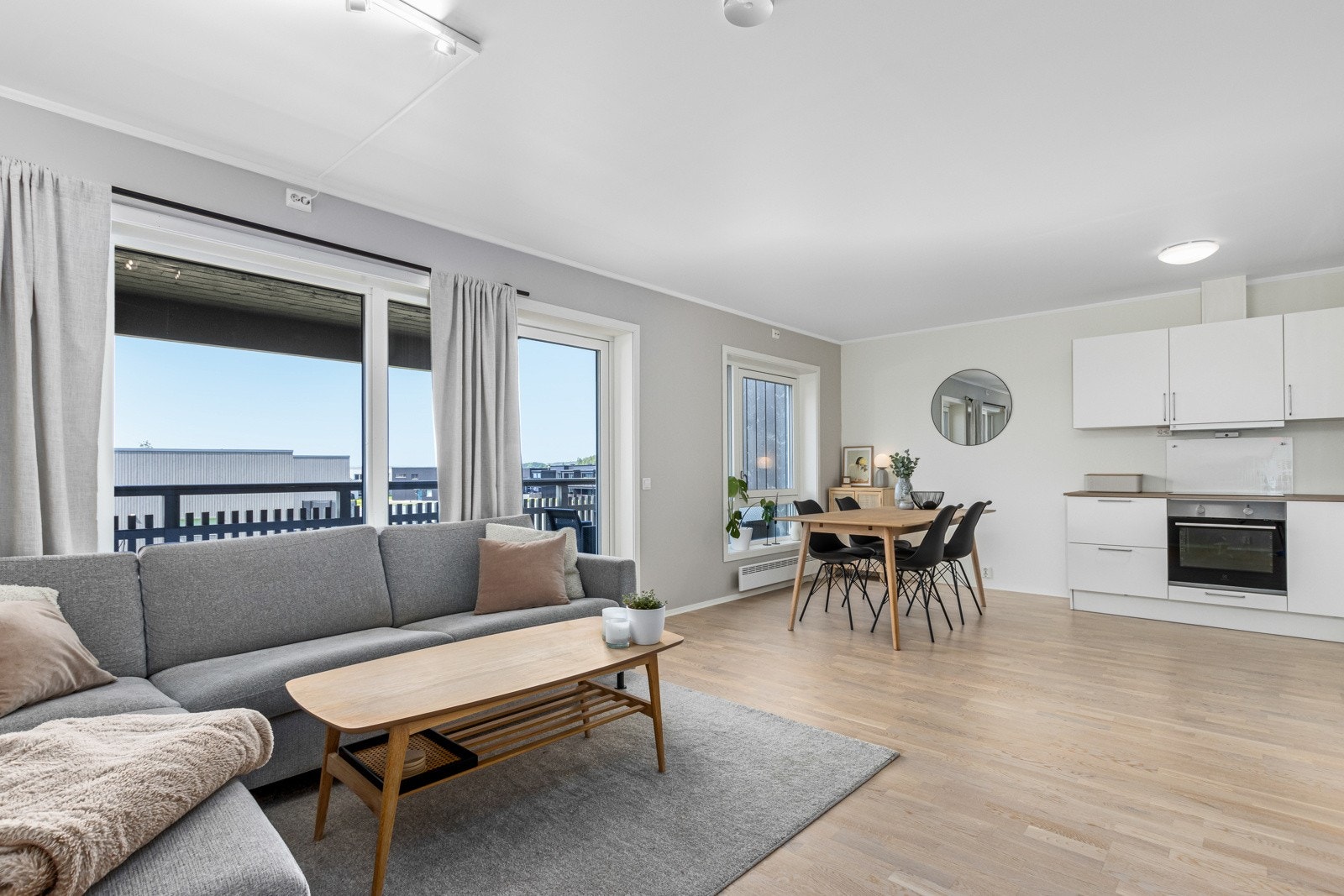 Velkommen til Tord Folesons gate 2D- en lys og moderne leilighet i 2.etg. med vestvendt veranda. Egen p-plass og utebod. Galleribilde