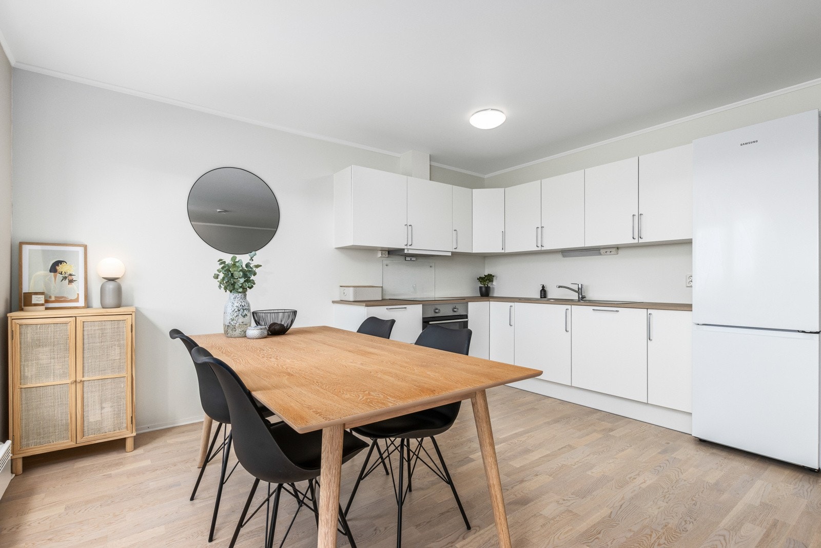 Stue med god plass til spiseplass på kjøkken Galleribilde