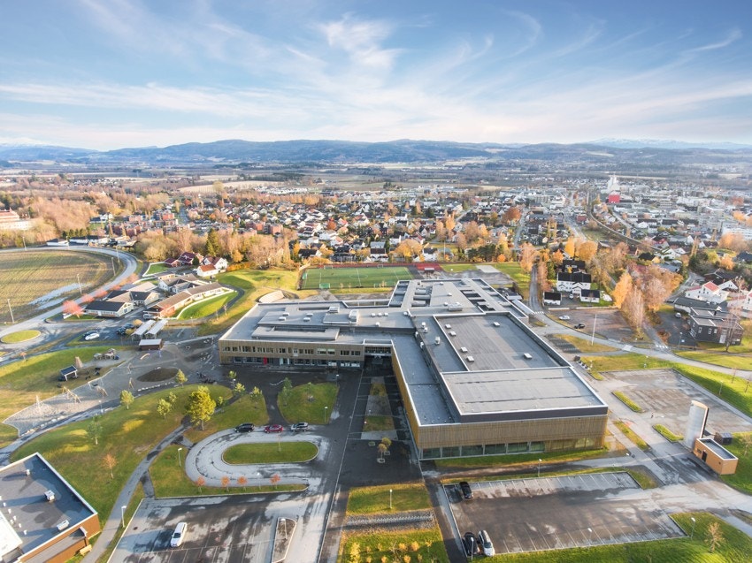 Verdalsøra barne- og ungdomsskole med svømmehall innen kort gangavstand. Galleribilde