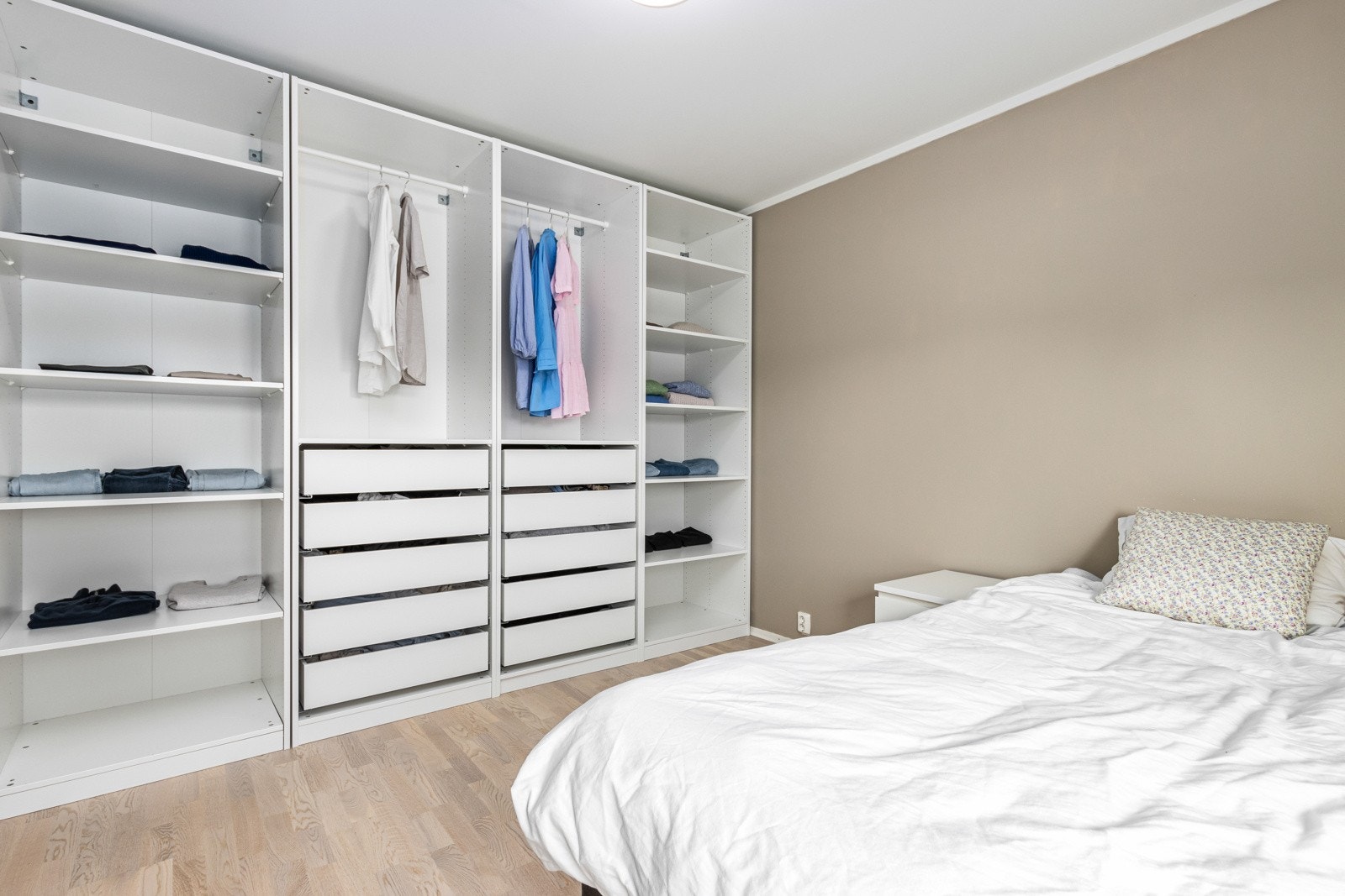 Soverom med garderobe Galleribilde