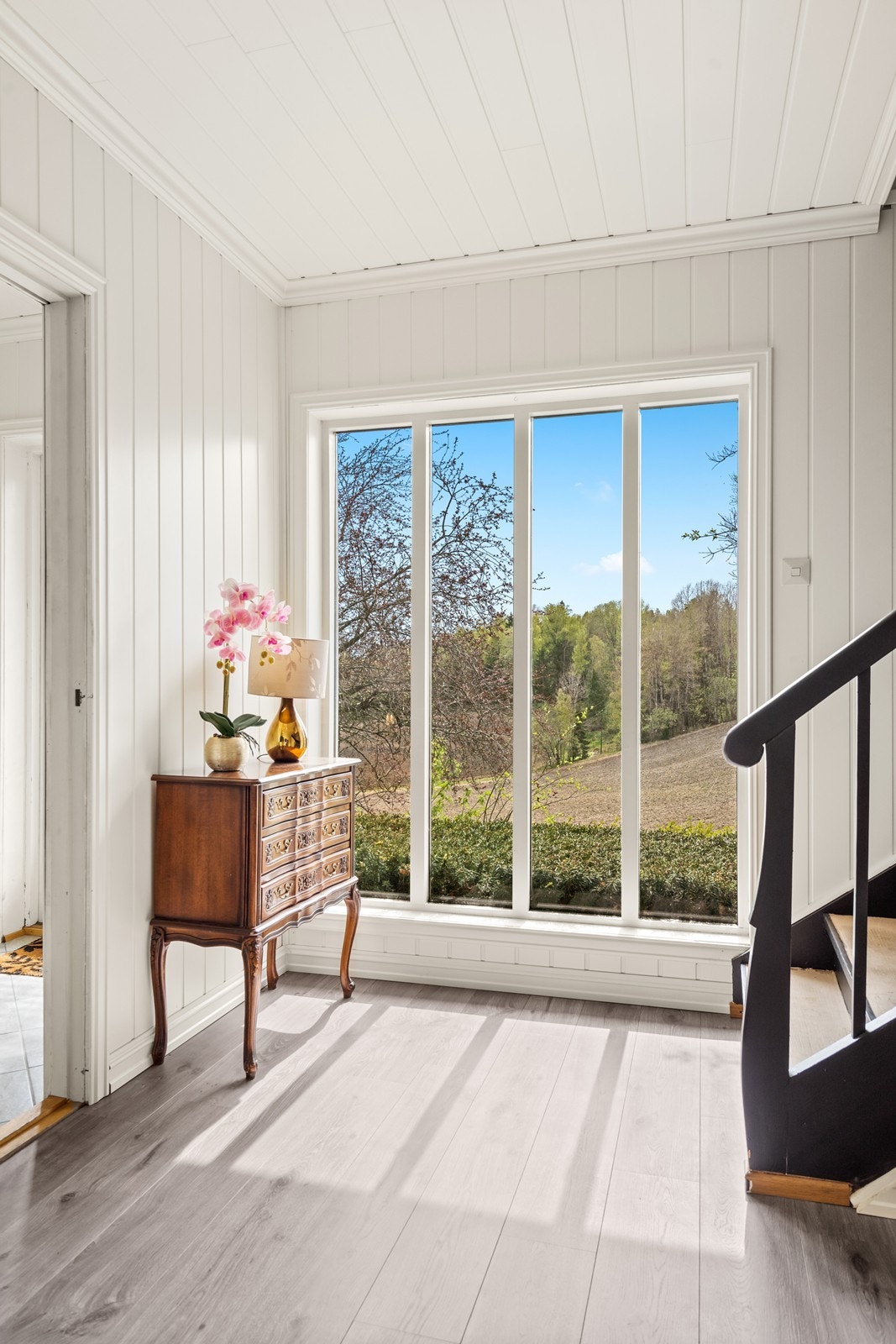 Store vinduer gir mye naturlig lys Galleribilde