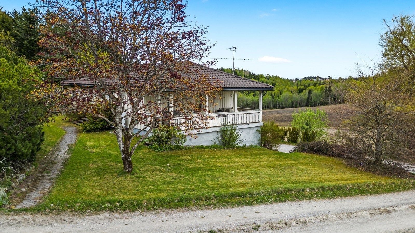 Uteområder med mange muligheter - romslig tomt Galleribilde