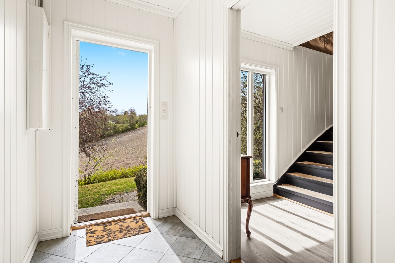 Inngang med fliser på gulv Galleribilde