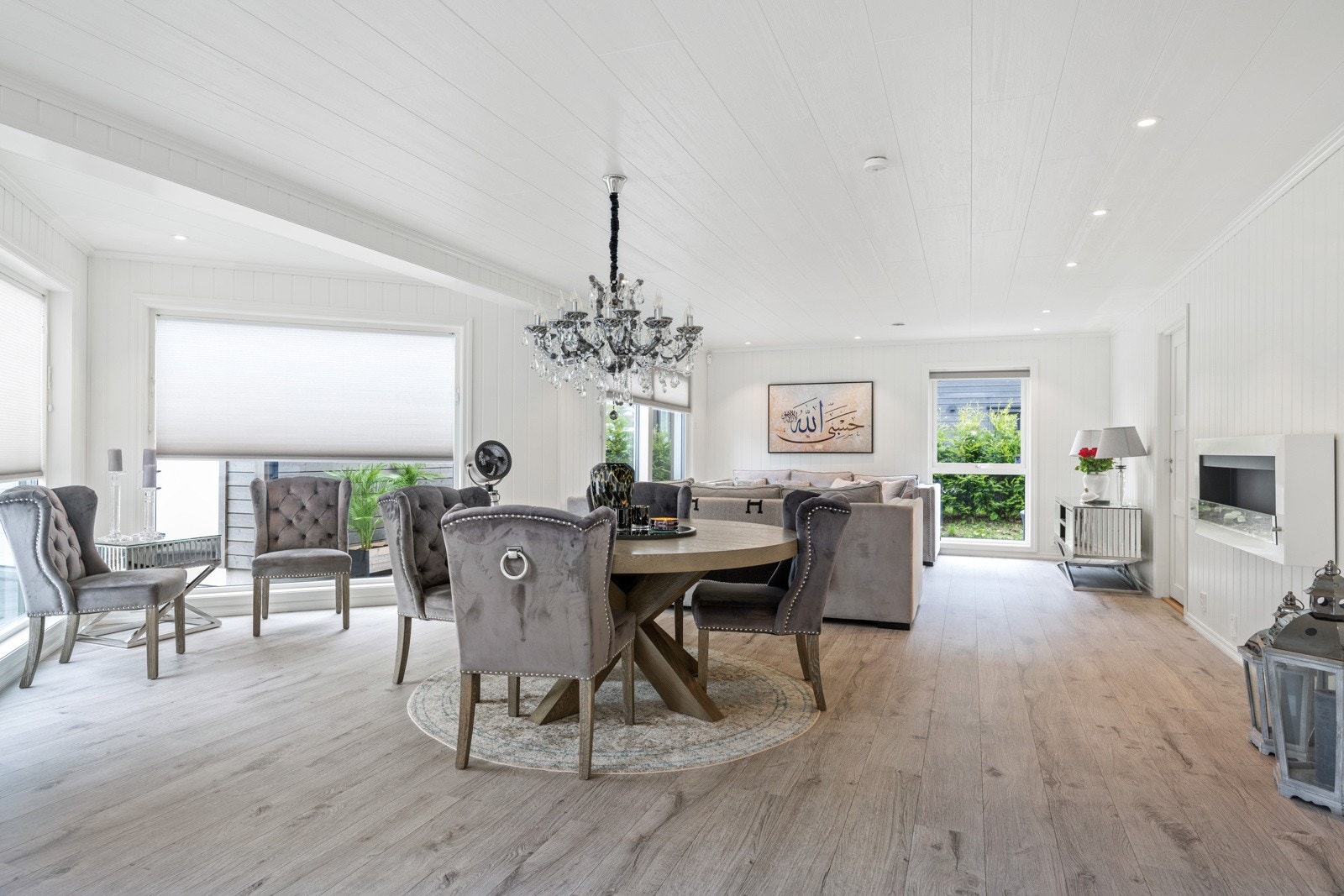 Ny eier kan glede seg over et stort og åpent allrom med stue, spisestue og kjøkken i åpen løsning. Galleribilde