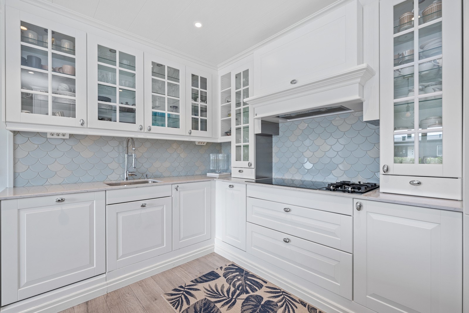 Kjøkkenet har takhøy innredning fra Sigdal, med profilerte fronter, stein/granitt benkeplate og helintegrerte hvitevarer. Galleribilde