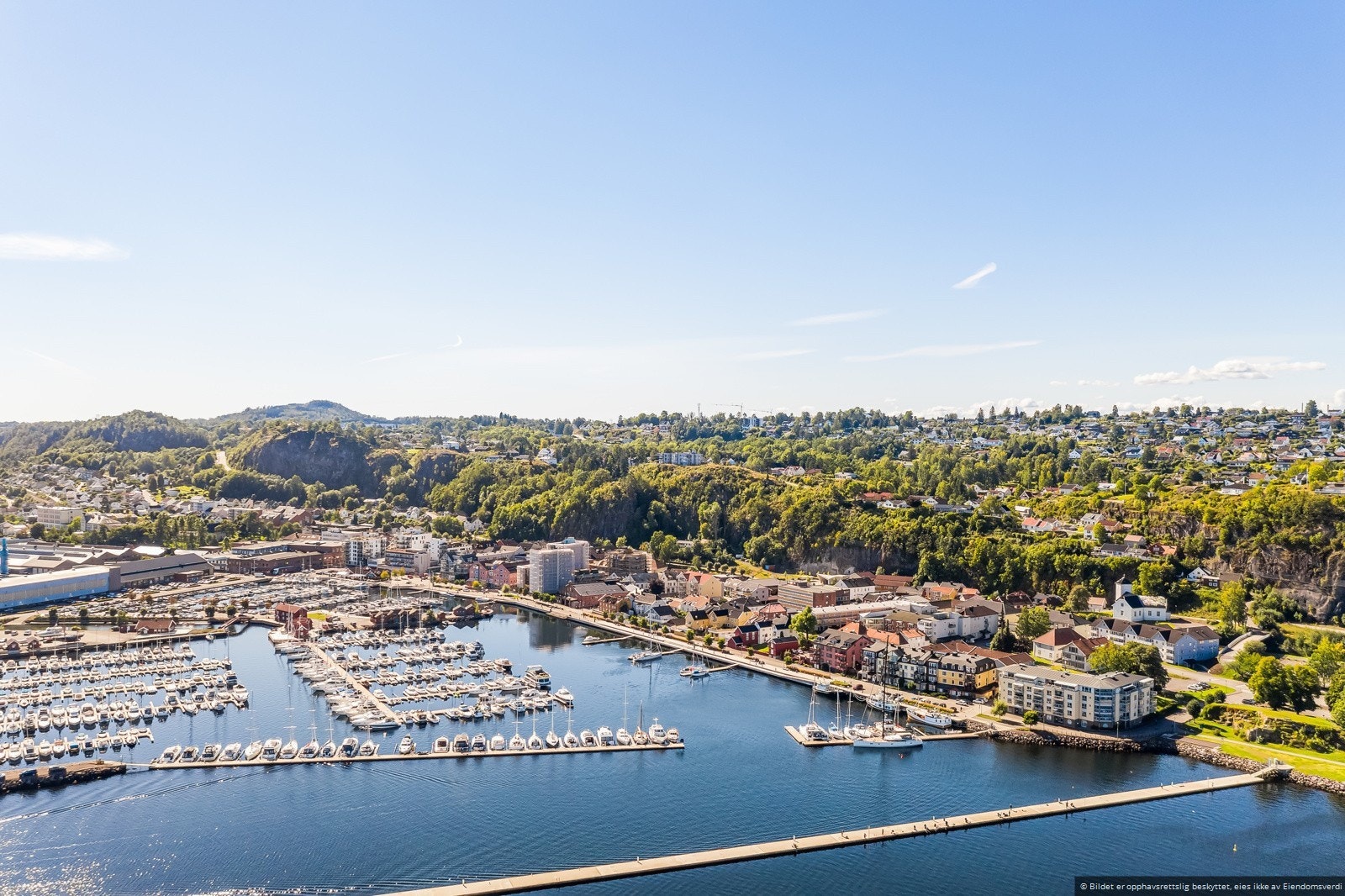 Holmestrand sentrum er en idyll om sommeren med badestrand og båthavn med ledige båtplasser. Galleribilde