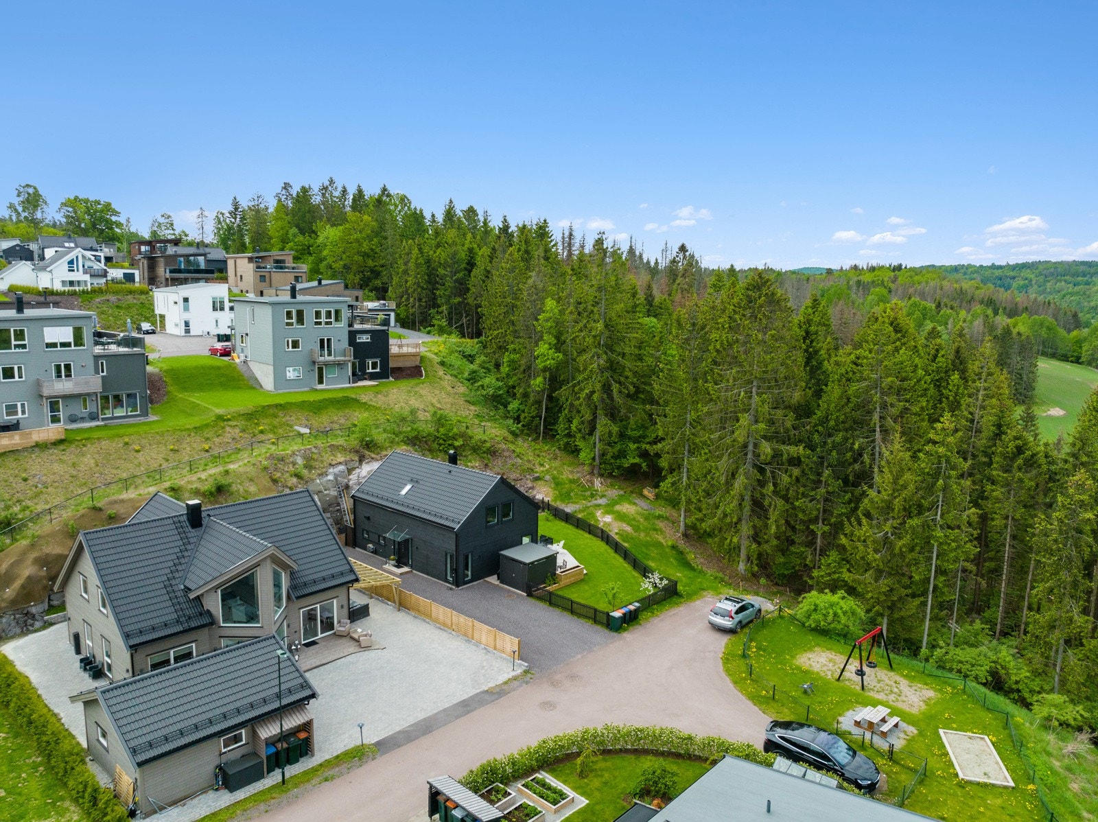 Inngjerdet hage med plass til lek og rekreasjon. Utenfor tomten er det en usjenert lekeplass til glede for de minste. Galleribilde
