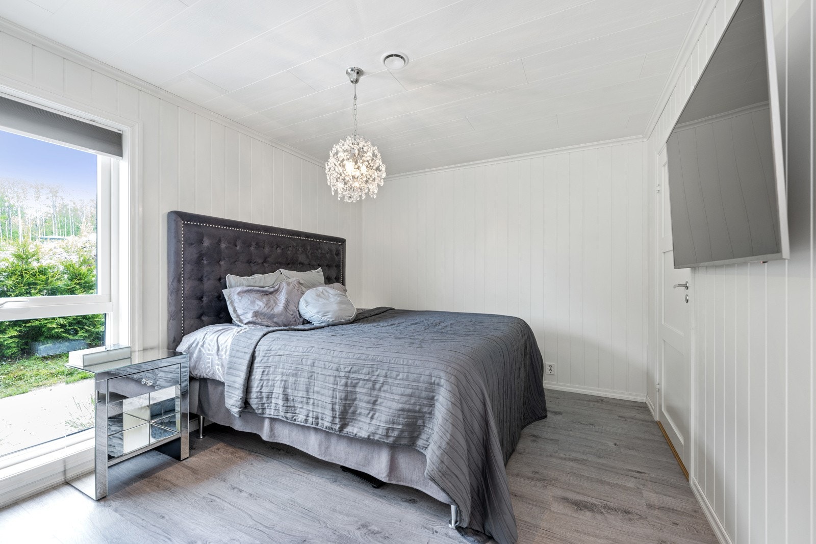 Hyggelig masteravdeling med soverom, walk-in closet og baderom. Galleribilde