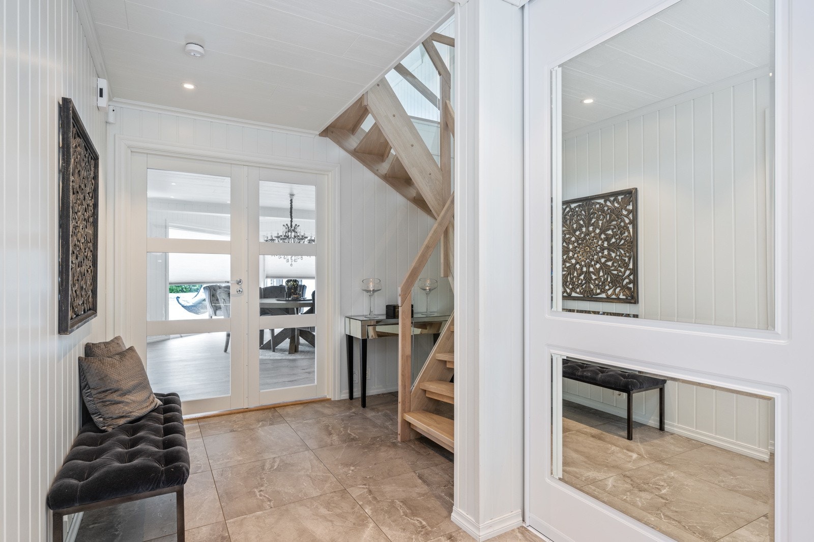 Sytor og lys entré med skyvedørsgarderobe. Galleribilde