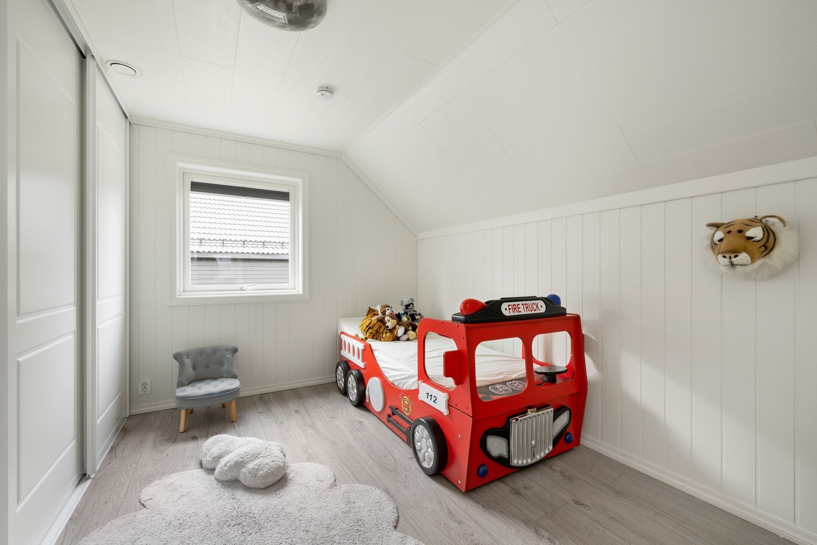 Barnerom med skyvedørsgarderobe. Galleribilde