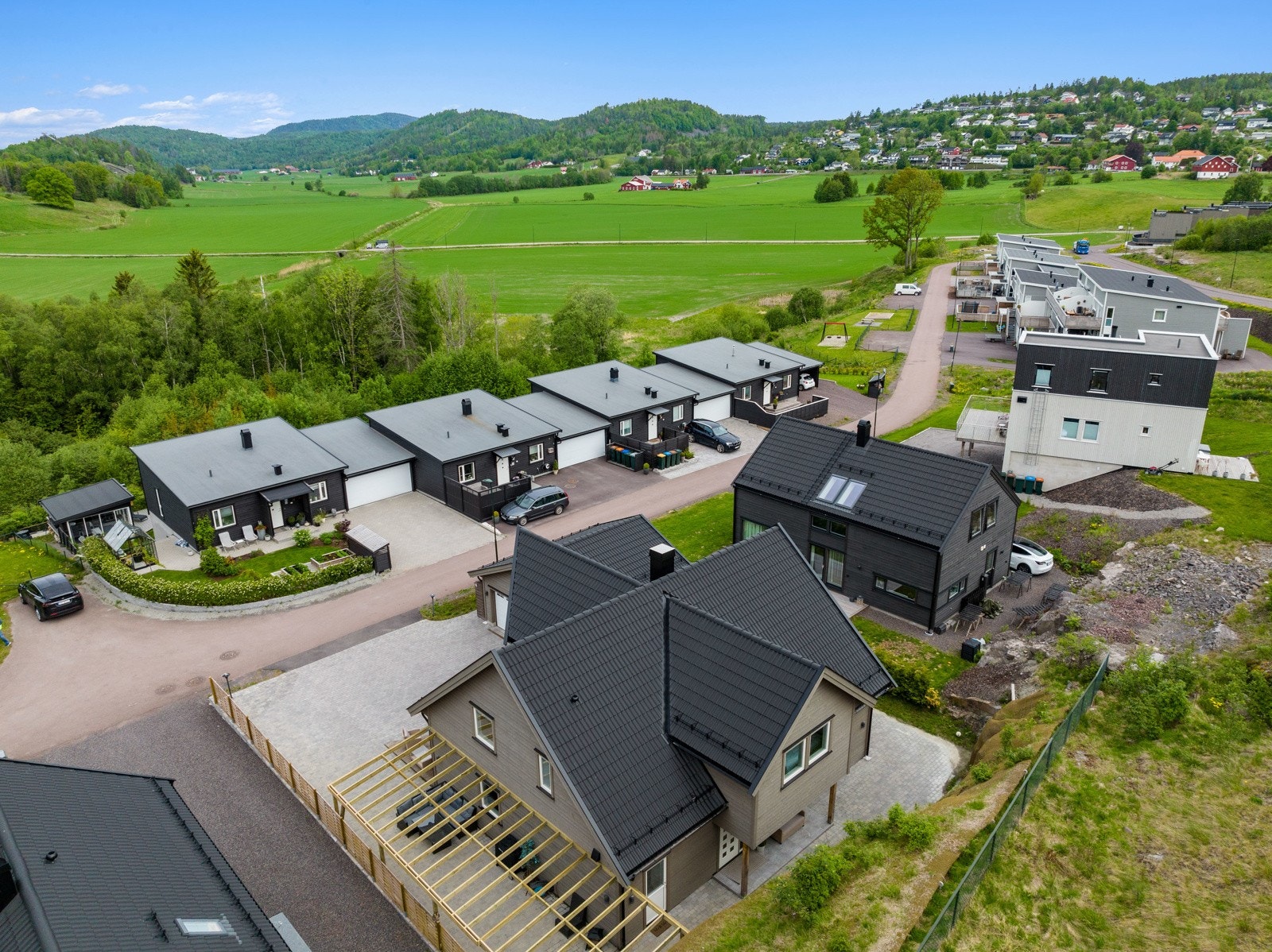 Boligen ligger i et barnevennlig område, innerst i blindvei og rett ved et spennende skogholt. Galleribilde