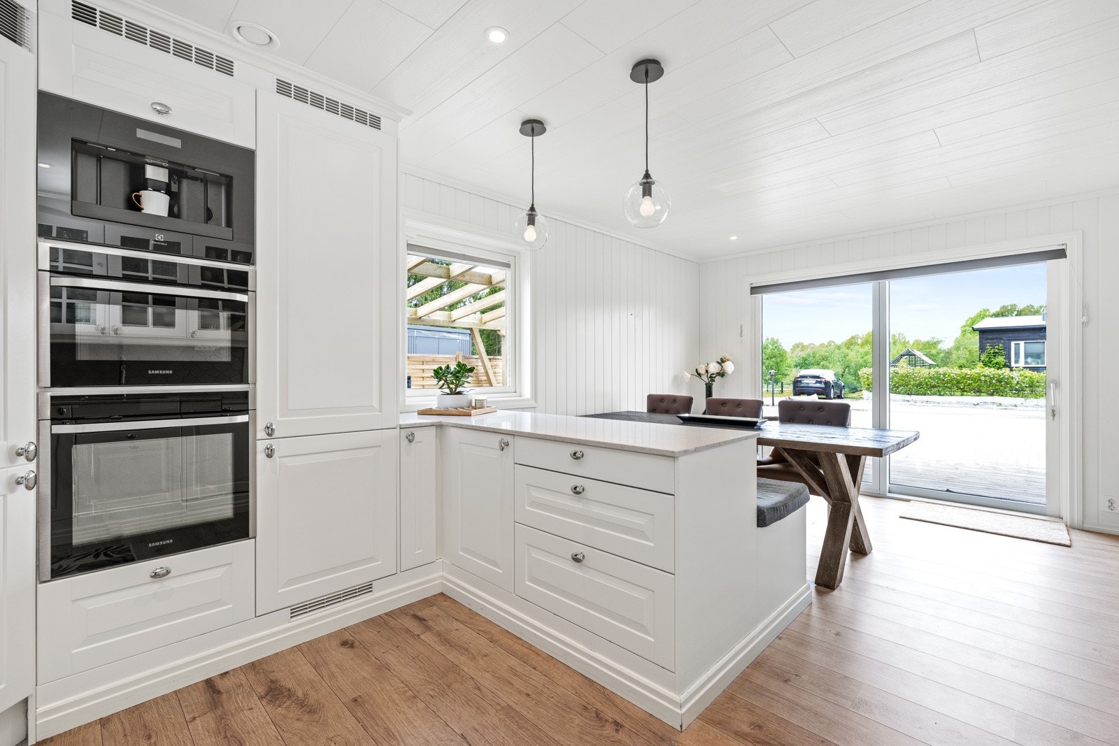 Rommet har svært godt lysinnslipp og stemningsful belysning fra downlights i taket. Galleribilde