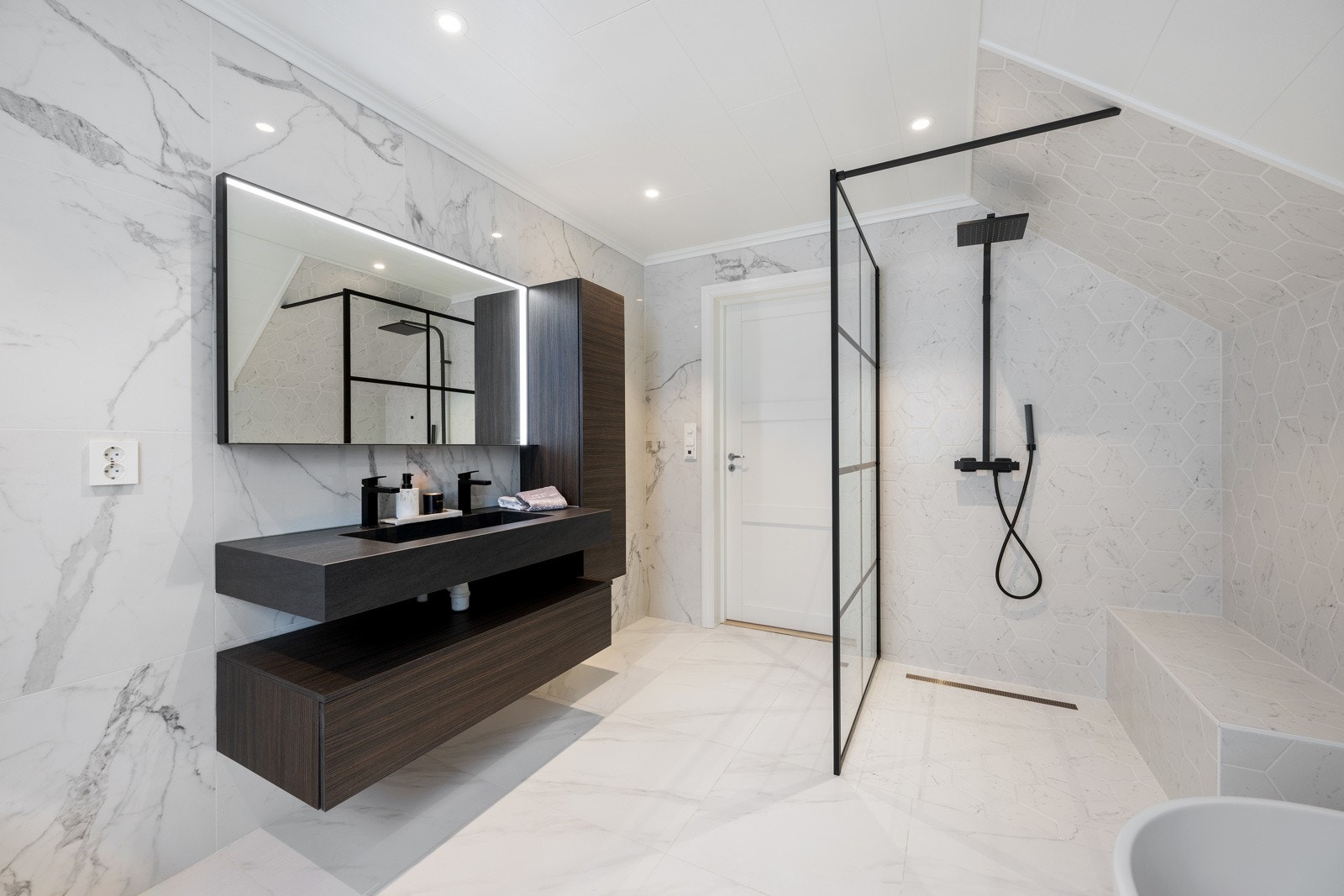 Svært lekkert baderom i 2. etasje. Galleribilde