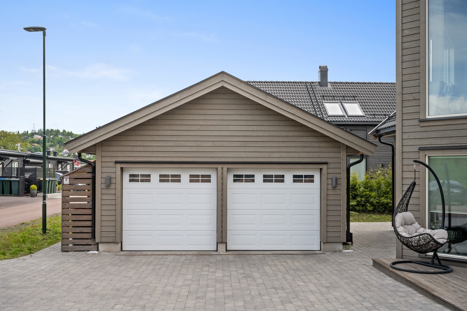 Tomten er pent opparbeidet og enekl å vedlikeholde, og det er gode parkeringsmuligheter i dobbelgarasje. Garasjen har elektriske porter, elbillader og tilknyttet sportsbod på 5 kvm. Galleribilde