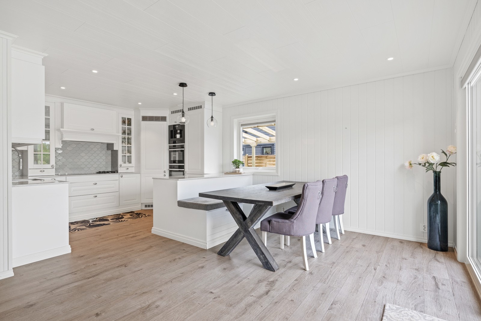 Boligen har et stor og flott kjøkken med plassbygd spisekrok. Galleribilde