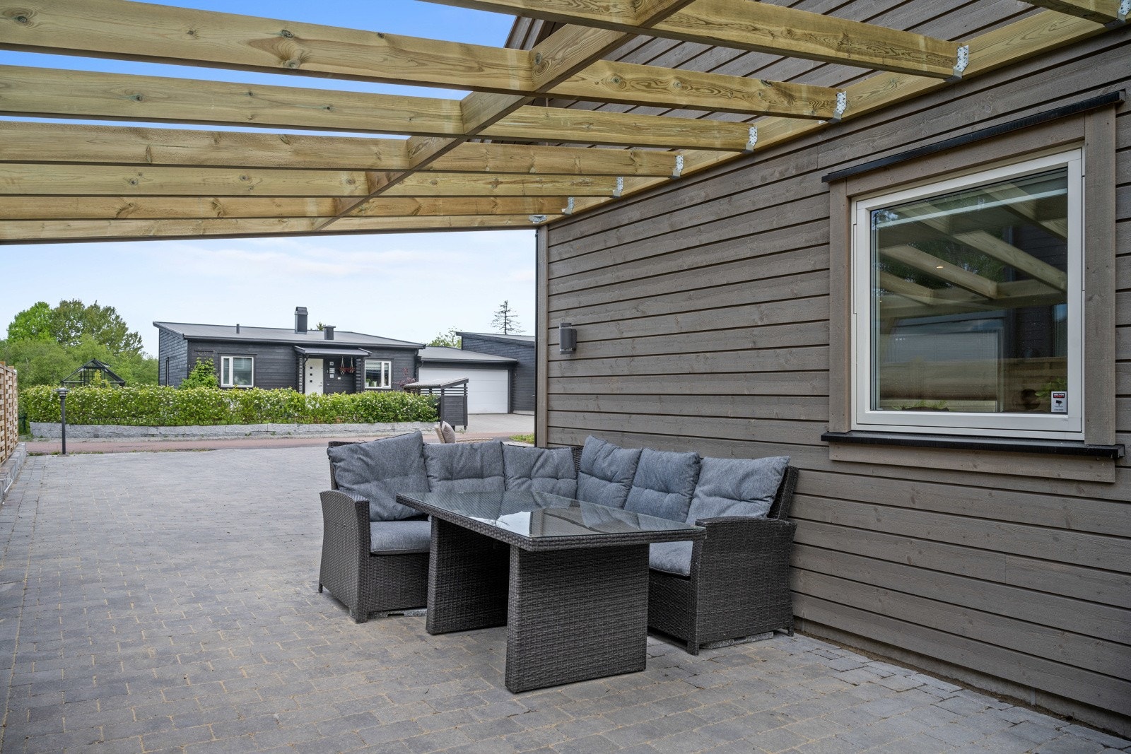 Rundt hjørnet er det også delvis overbygd område med god plass til møblement. Galleribilde