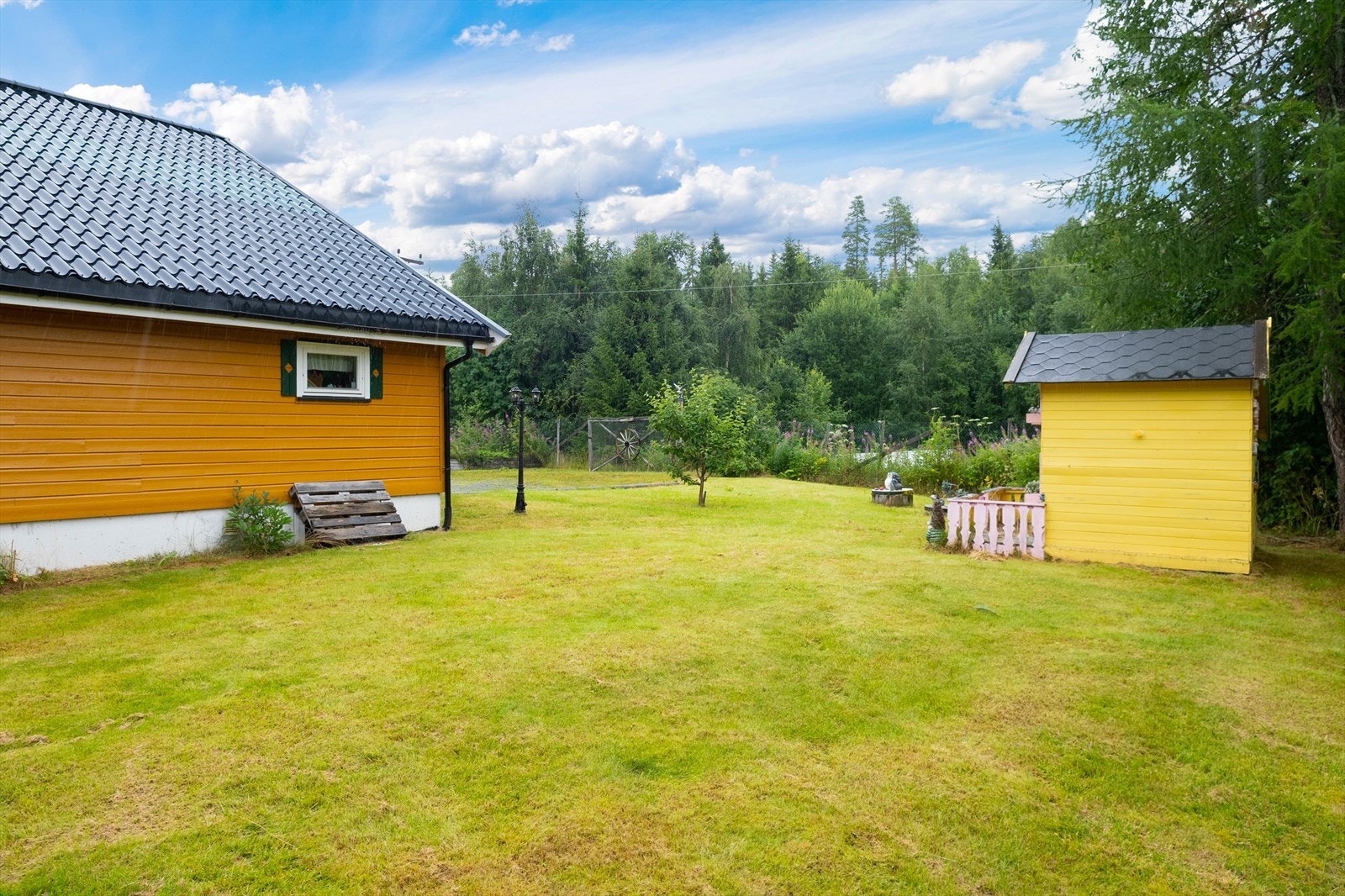 Fra eiendommen har du korte kjøreavstander til det aller meste. Innen 15 minutter finnes nærbutikk og Moelv sentrum med handlefasiliteter, barnehager og barneskole. Galleribilde