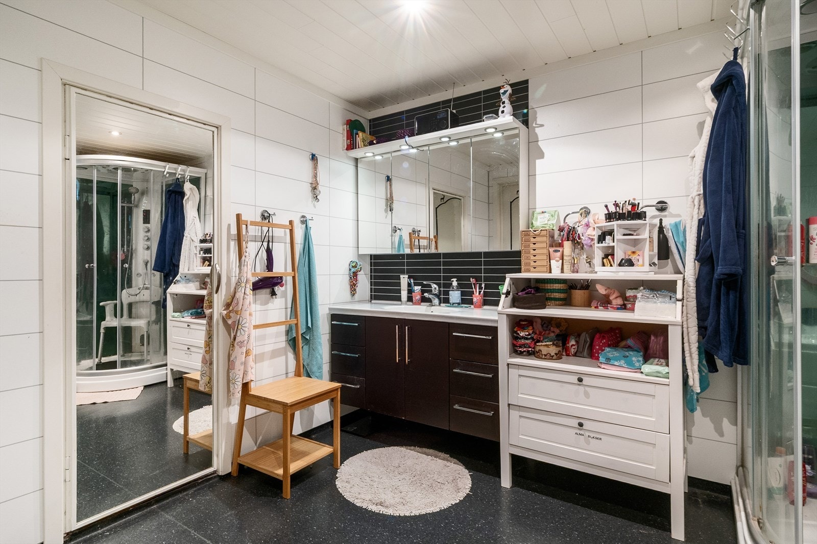 Det er pusset opp i 2011 med belegg på gulv, våtromsplater på vegger og MDF-plater i himling. Galleribilde