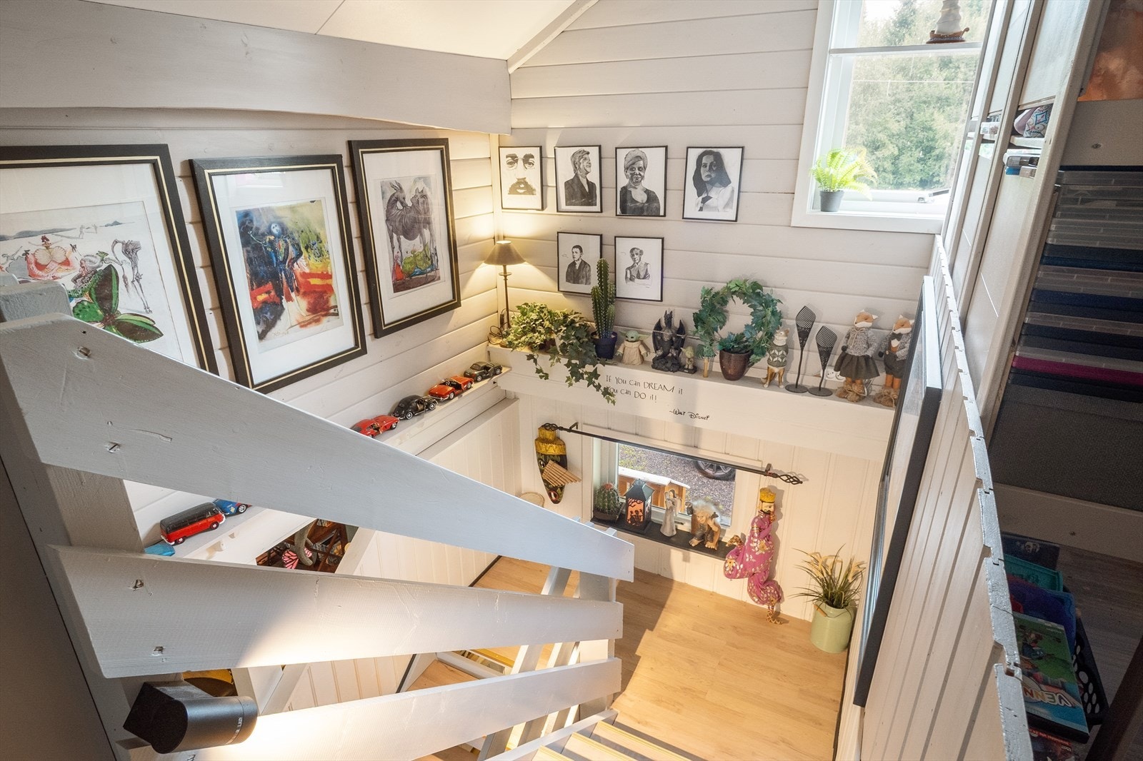 Åpent trapperom som støter til lekerom/gang. Galleribilde