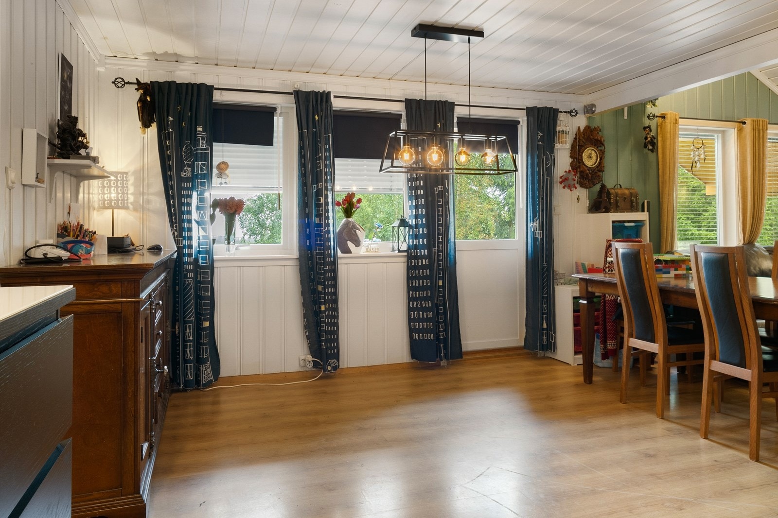 Herifra er det utgang til terrassen med videre tilgang til hagen. Galleribilde