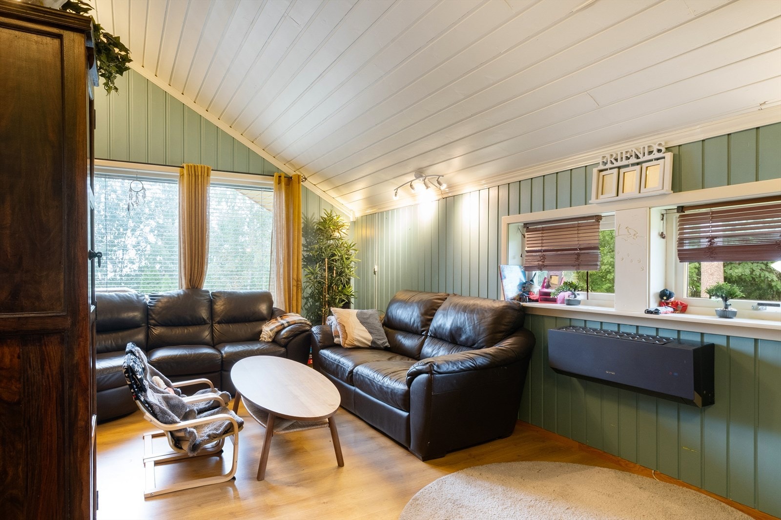 Her er varmekilder både varmepumpe. Huset er utstyrt med to varmepumper, hvorav den siste er fra 2023. Galleribilde