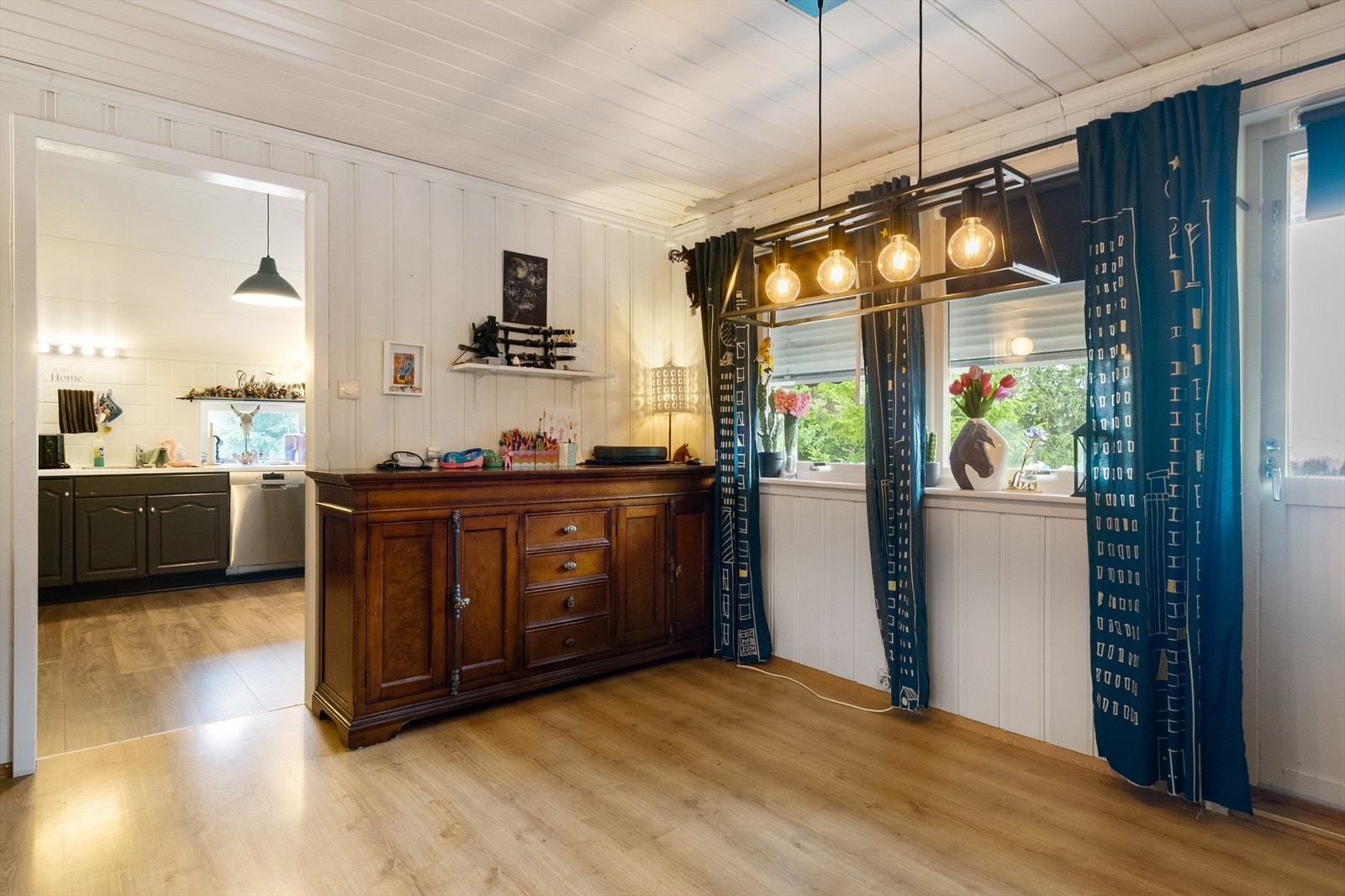 Stue og kjøkken er separat og det god plass til spisestuen like ved kjøkkenet. Galleribilde