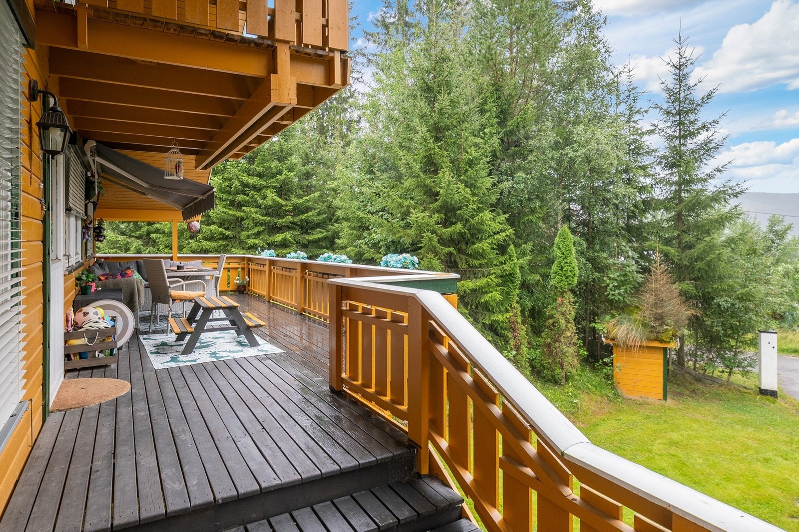 Flere fine uteområder på markterrasser og veranda. Galleribilde