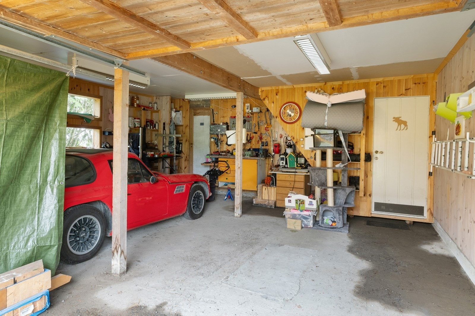 Garasje med arbeidsplass. Galleribilde