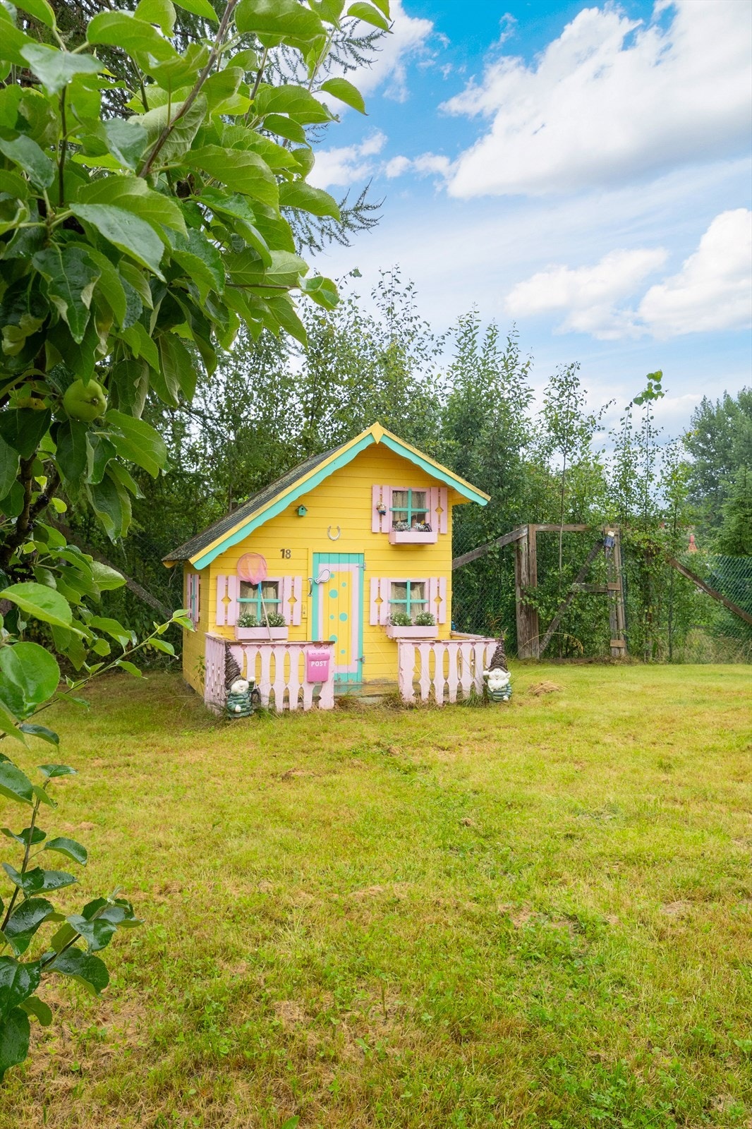 Barnevennlig eiendom med stor og flat hage. Galleribilde