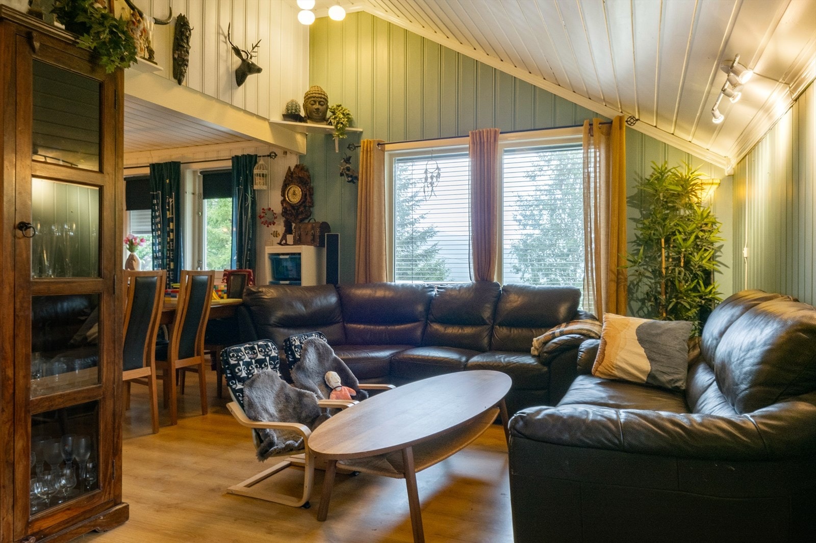 Rommet har gode kilder til dagslys fra mange vinduer. Galleribilde