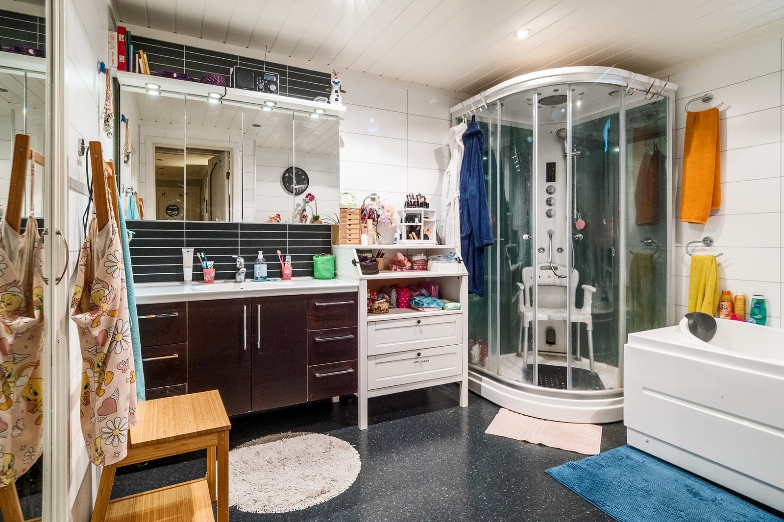 I etasjen finnes også et romslig bad. Galleribilde