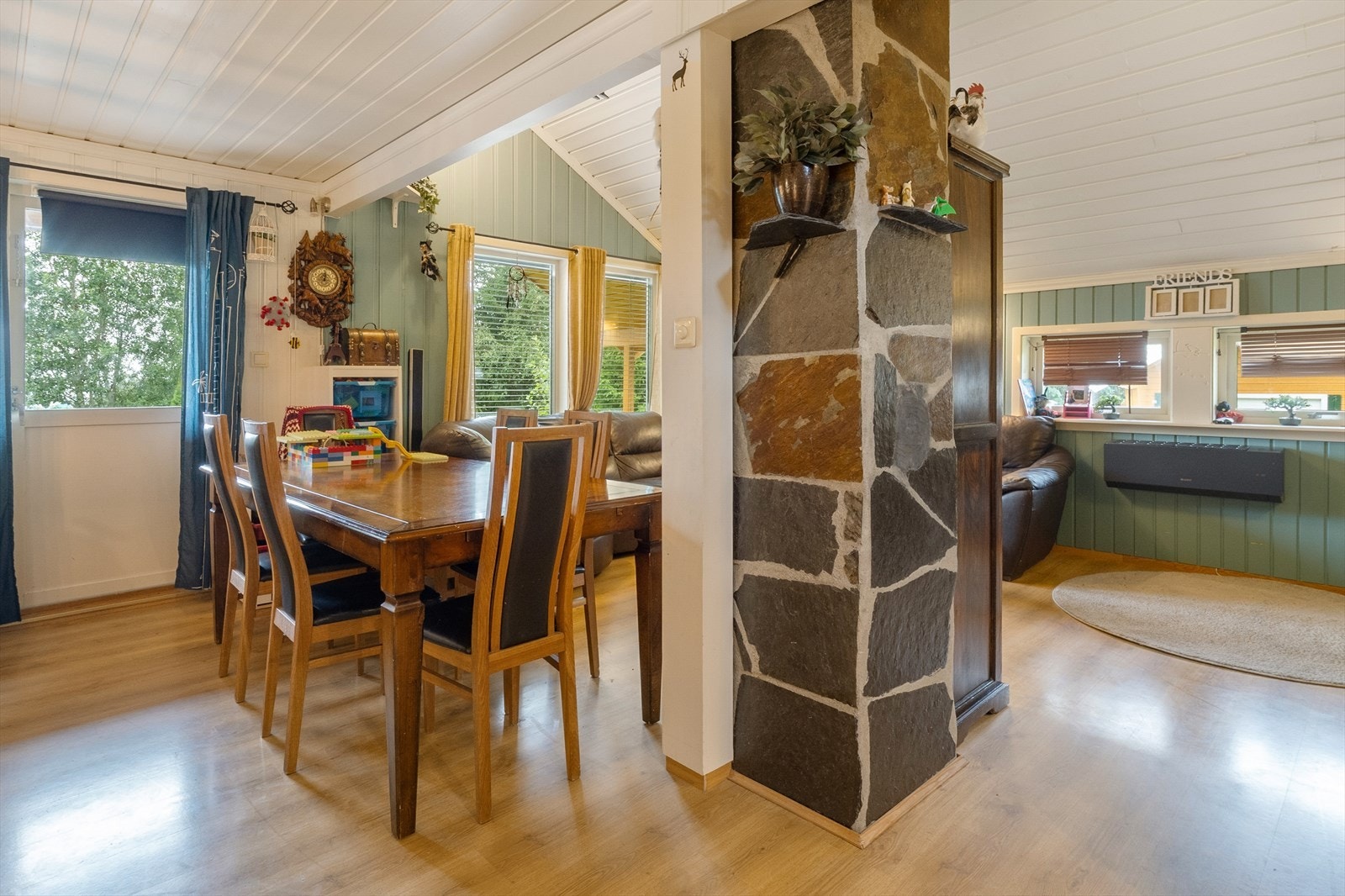 Deler av stuen har åpen himling. Galleribilde