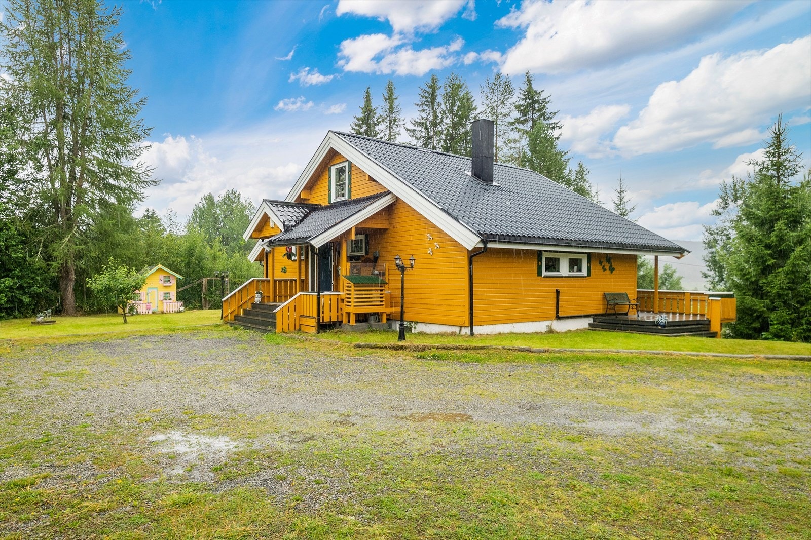 Eiendommen er romslig med sine 2 mål, bebygget med enebolig, dobbelgarasje og en liten dukkestue. Galleribilde