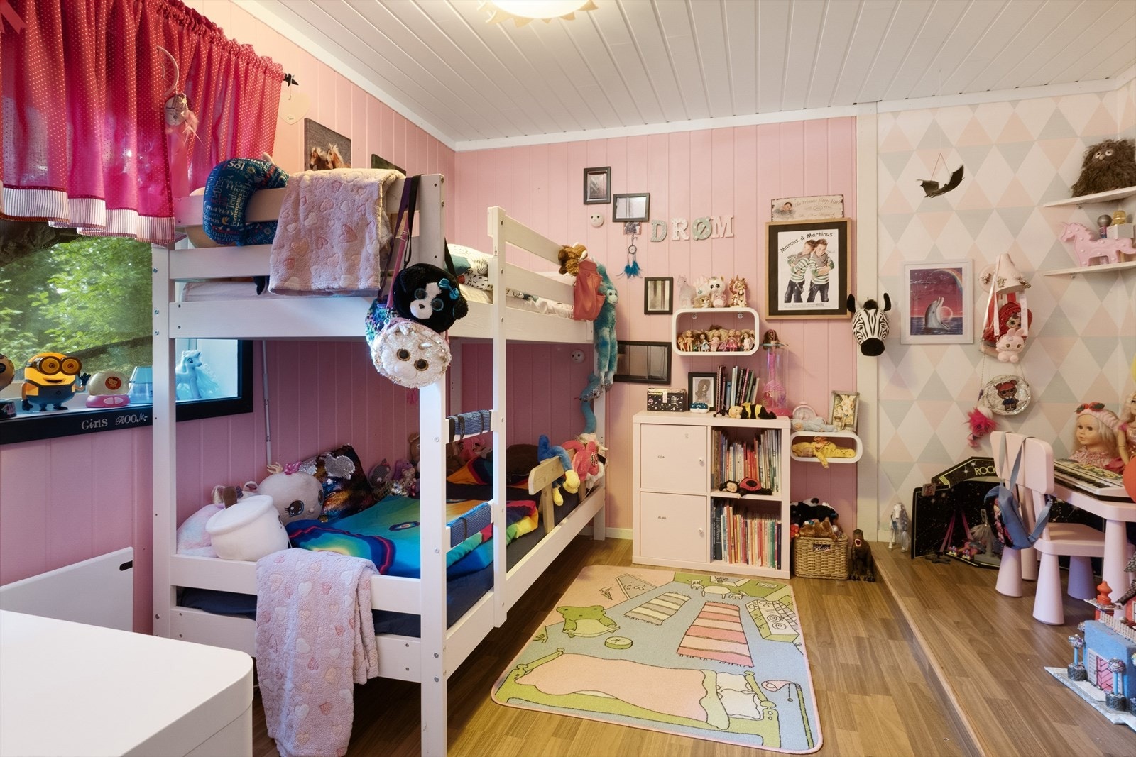 To romslige soverom som er pusset opp i mer moderne tid. Galleribilde